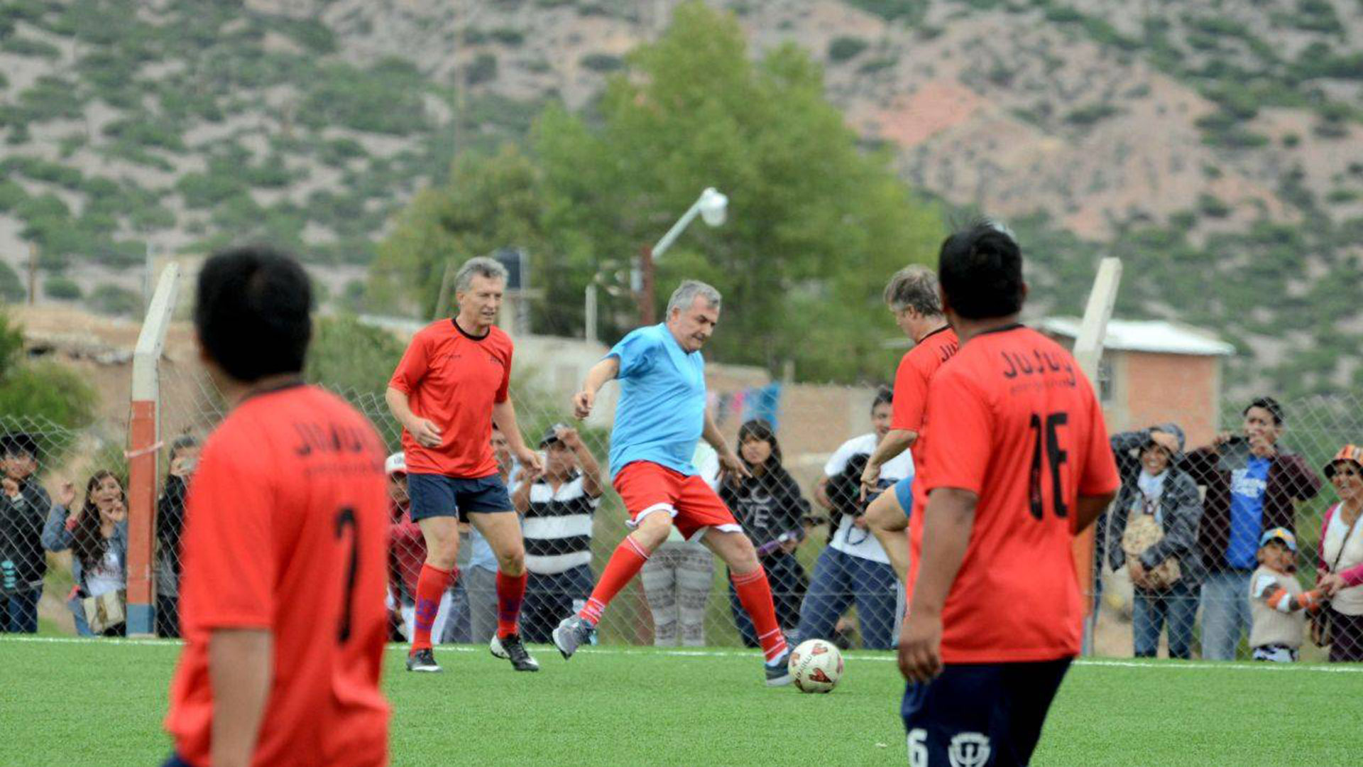 Momento de distención. En ocasión de la campaña presidencial de 2015, Macri y Morales compartieron diversas actividades, entre ellas un partido de fútbol en Jujuy
