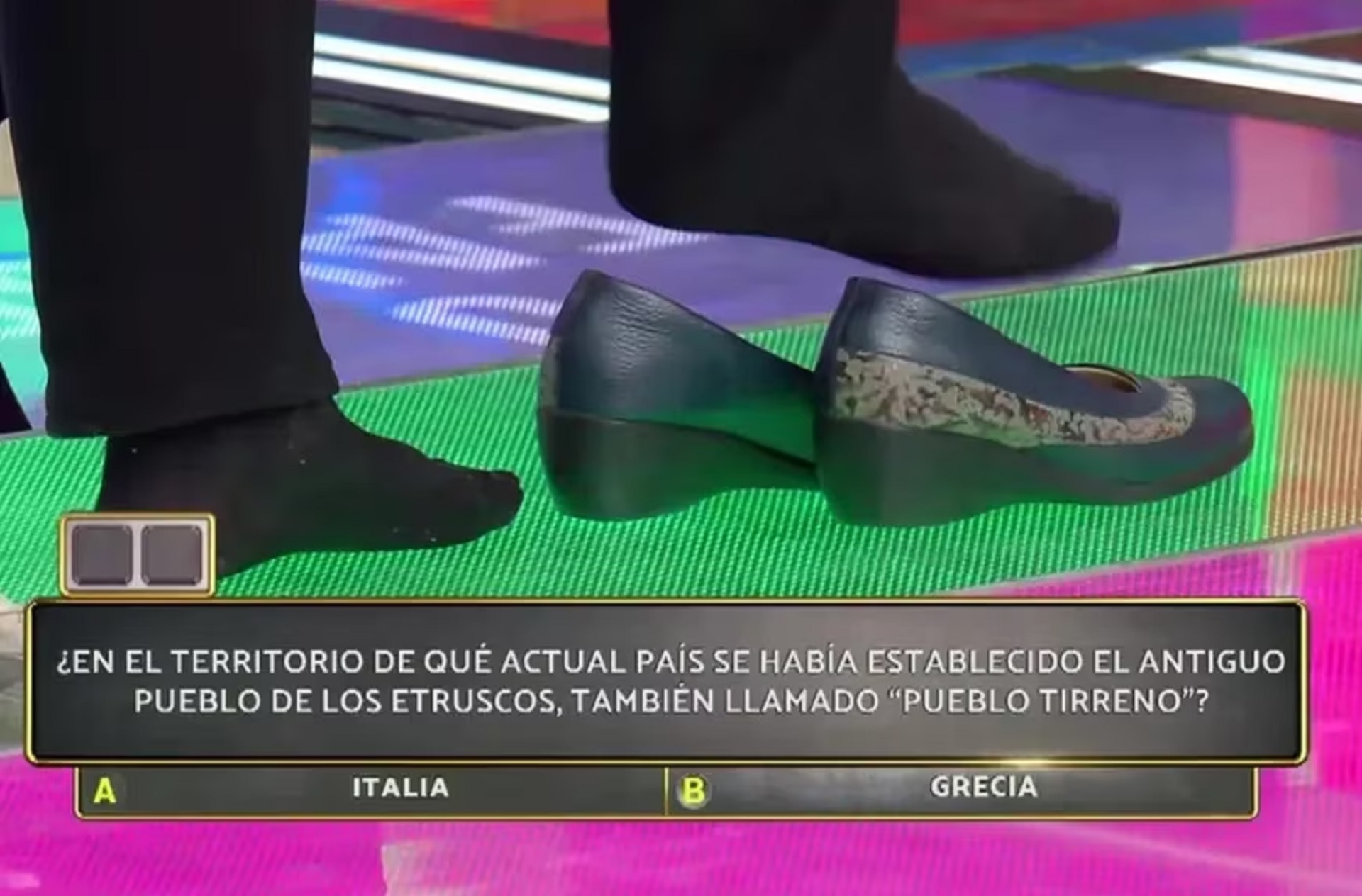 Alicia se quitó los zapatos para continuar en Los ocho escalones de los tres millones