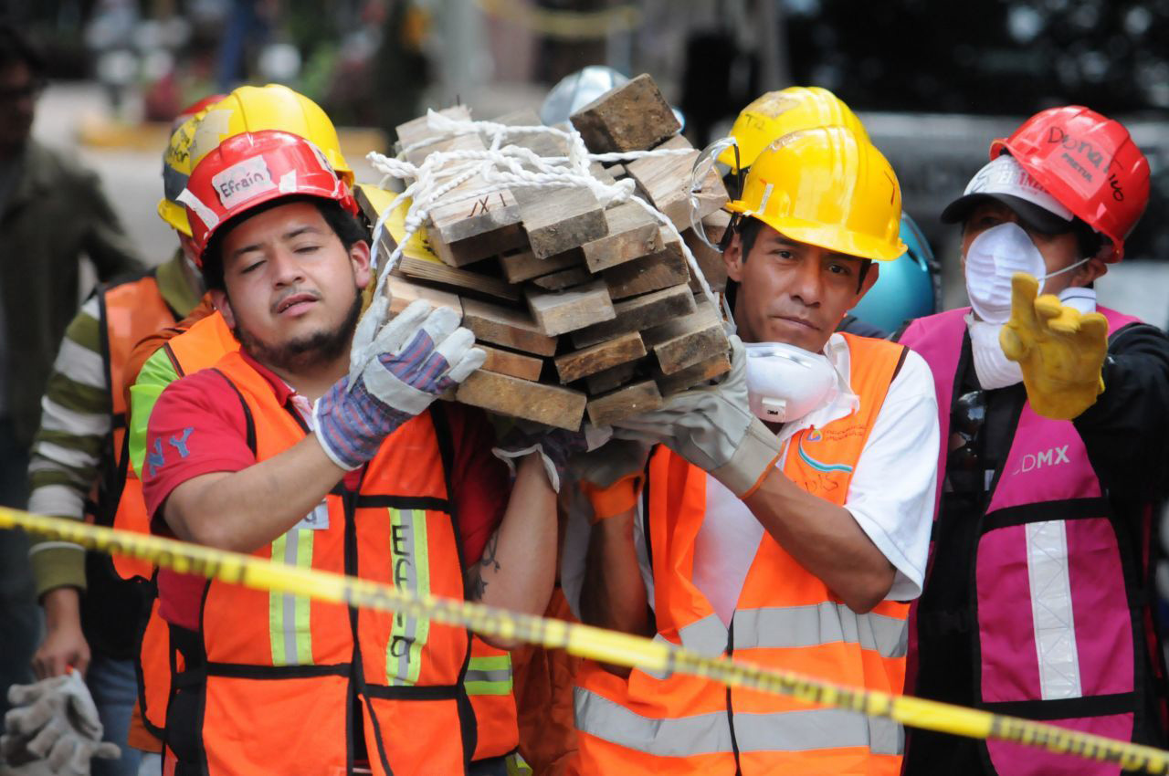 CIUDAD DE MÉXICO, 28SEPTIEMBRE2017.- Rescatistas mexicanos y españoles continuan con las labores de búsqueda y rescate en el edificio colapsado sobre Álvaro Obregón 286 de la colonia Roma. FOTO: DIEGO SIMÓN SÁNCHEZ /CUARTOSCURO.COM