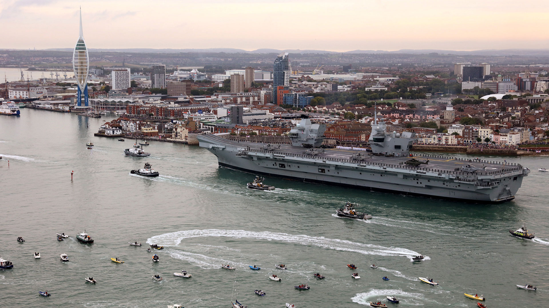 El HMS Queen Elizabeth el día de su inauguración (Reuters)