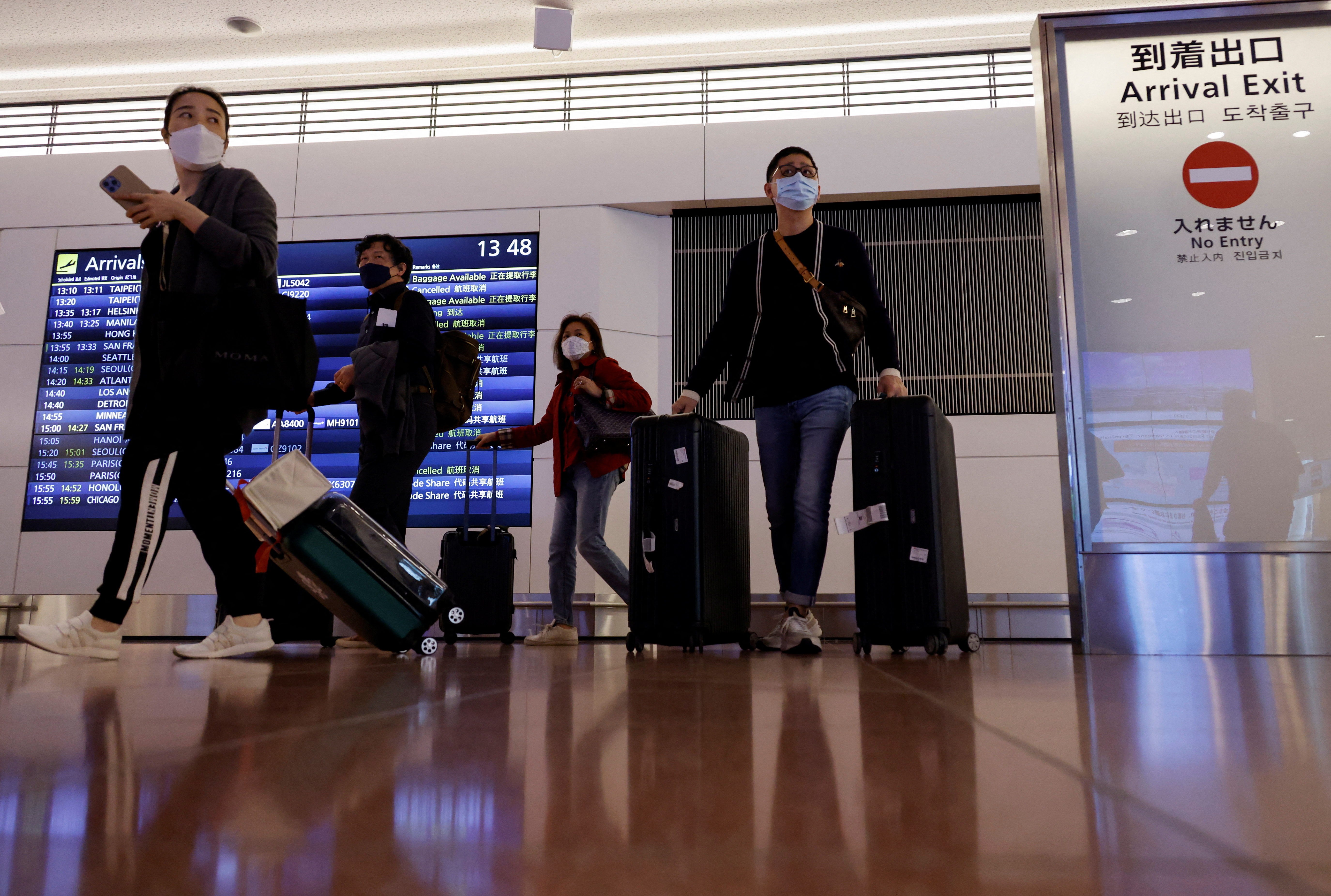 Pasajeros caminan a su llegada al Aeropuerto Internacional de Haneda, en Tokio, Japón 11 de octubre de 2022.  REUTERS/Issei Kato/Archivo