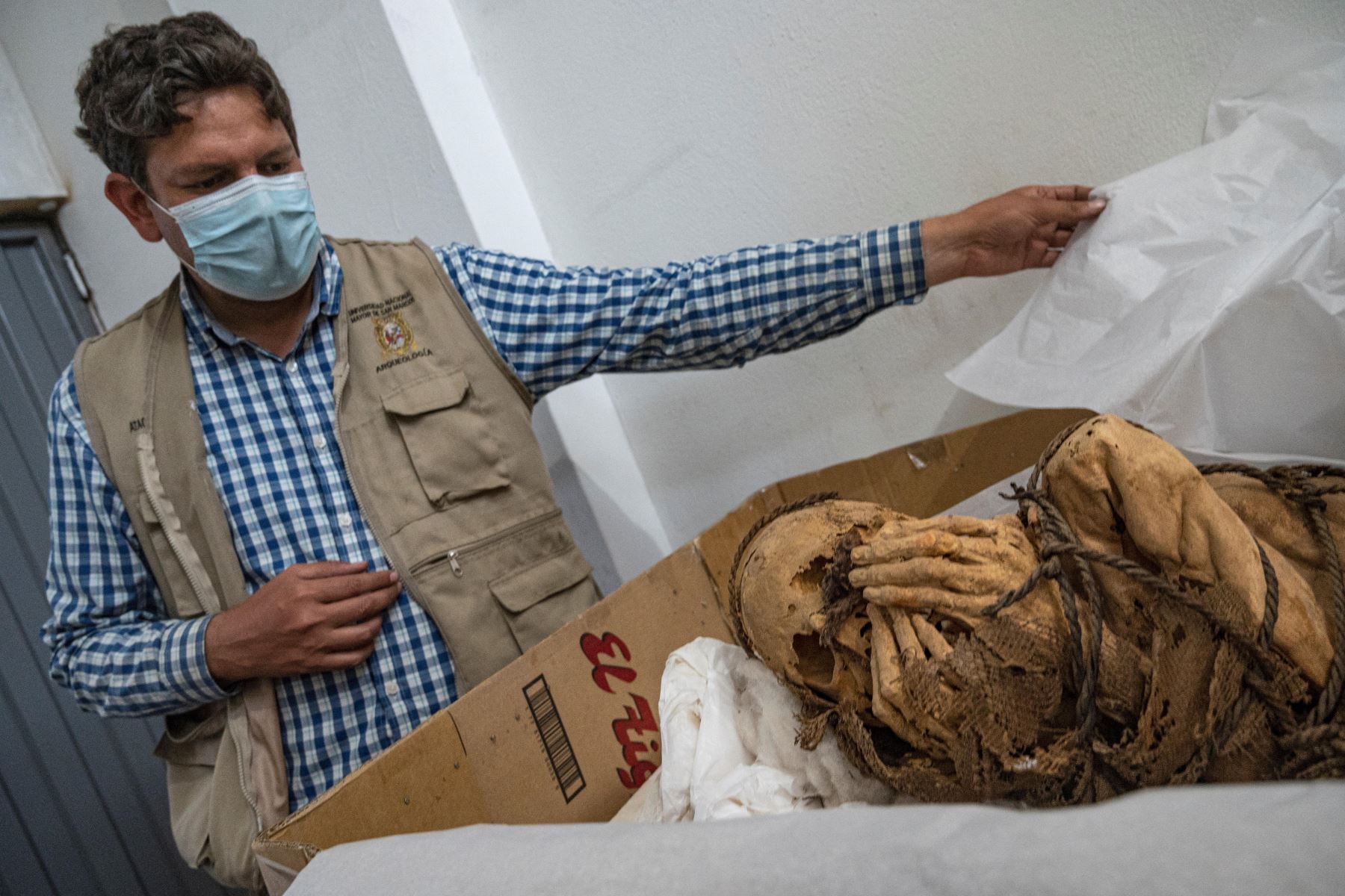 Mummy of about 1,200 years found on the outskirts of Lima amazes archaeologists.  Remains were discovered by researchers from the Universidad Nacional Mayor de San Marcos at the Cajamarquilla archaeological site.  Source: AFP