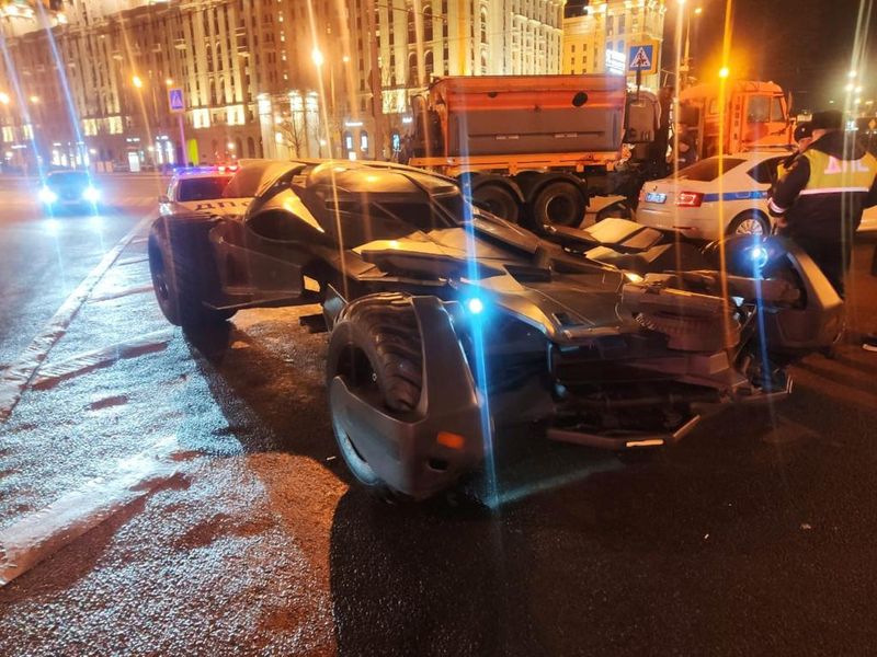 Foto de un "Batimóvil" tras ser detenido por las autoridades de tránsito rusas en Moscú (Foto: Handout via REUTERS)