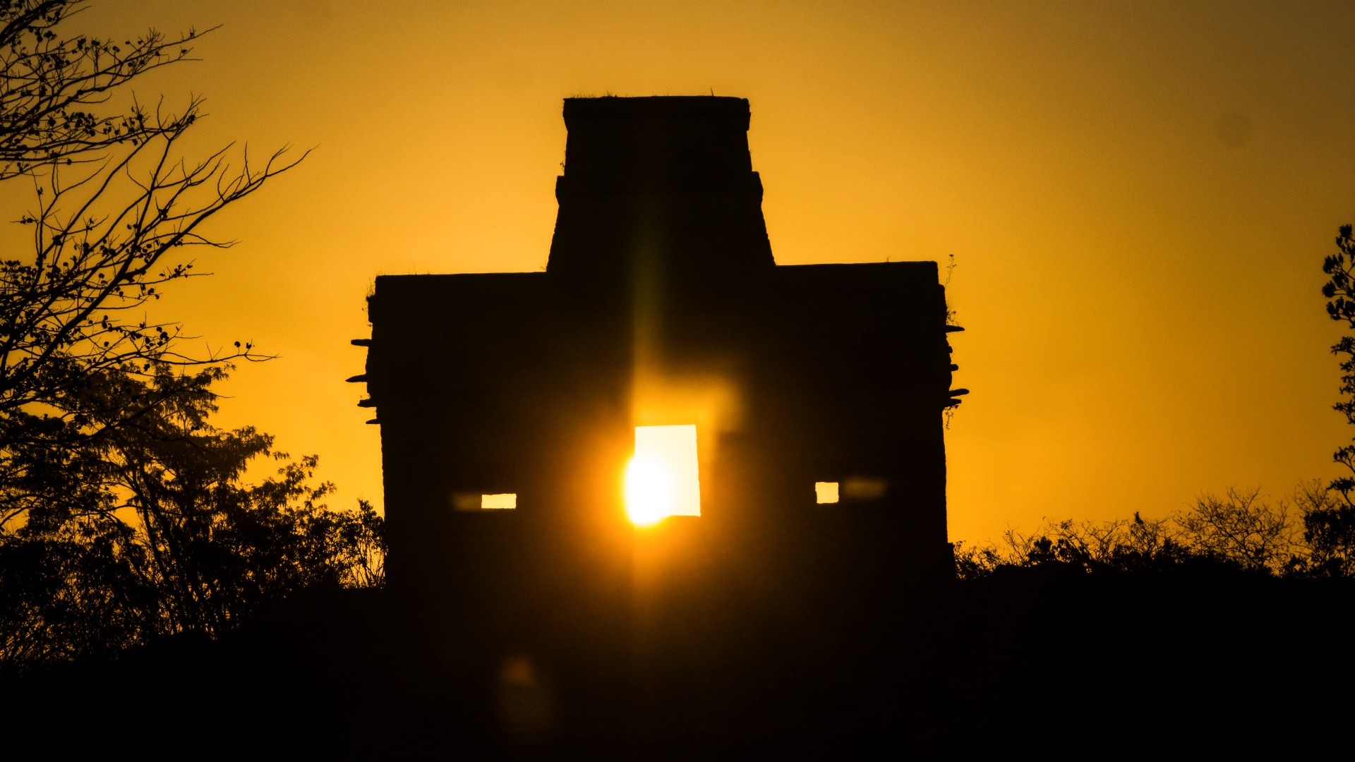  Sitio arqueológico de Dzibilchaltun ubicado a 20 km de Mérida. En el lugar se puede observar un fenómeno solar en donde el dios maya del sol se "asoma" por las puertas del templo en primavera y otoño. 
(Foto: Cuartoscuro)