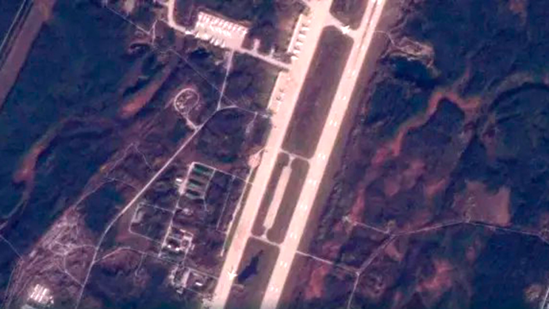 Imagen satelital del 9 de octubre que muestra a un bombardero ruso Tu-160 en una pista de la base aérea de Olenya