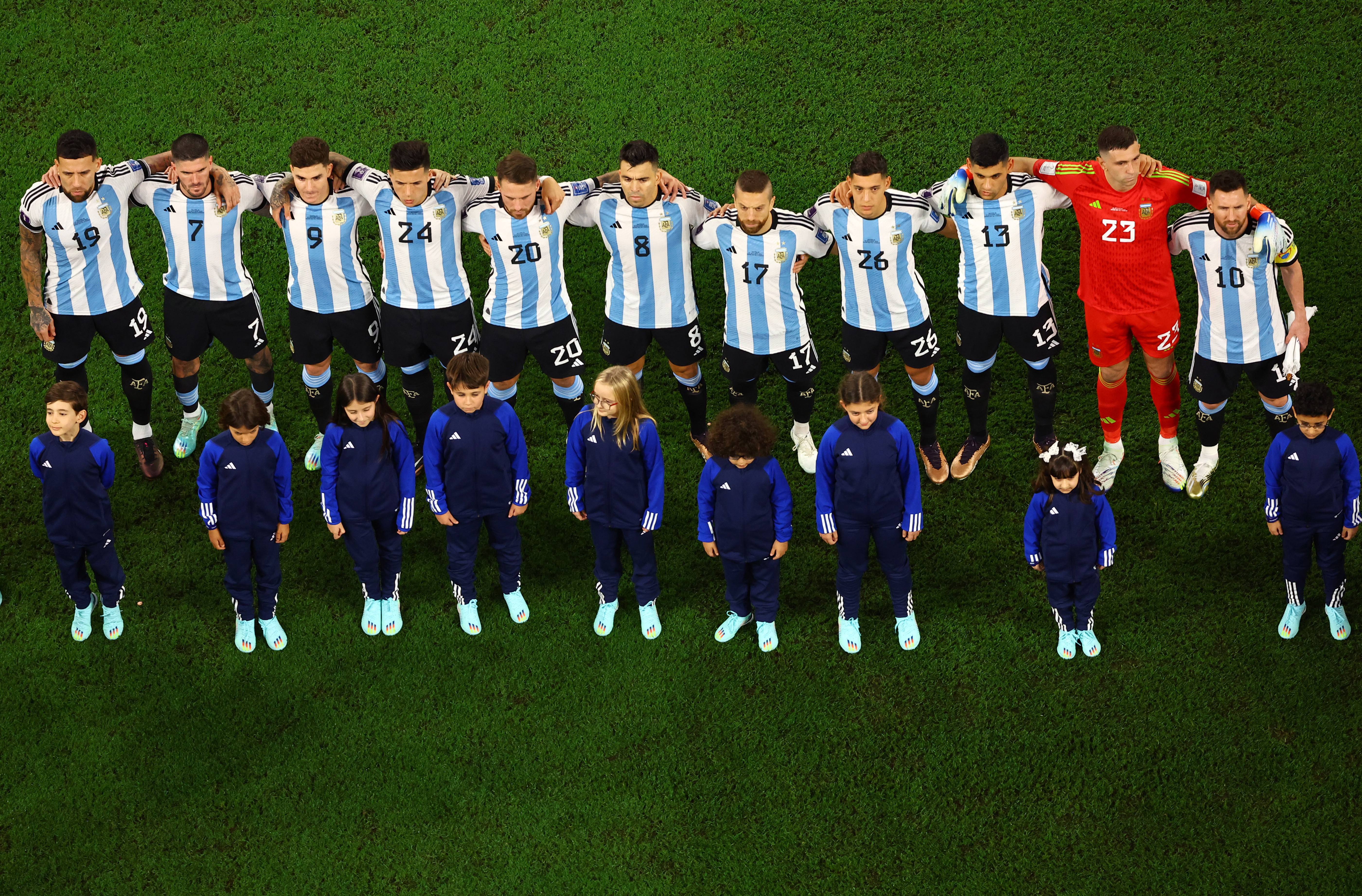 Los jugadores argentino durante el himno (REUTERS/Fabrizio Bensch)