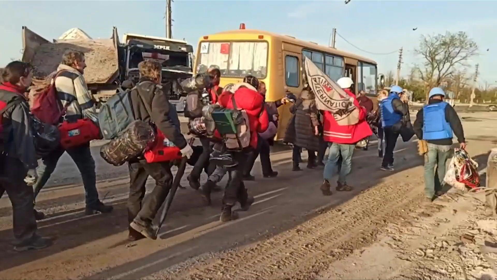Civiles evacuados de la siderúrgica Azovstal, último foco de la resistencia a las tropas rusas que ocupan Mariupol (AFP)
