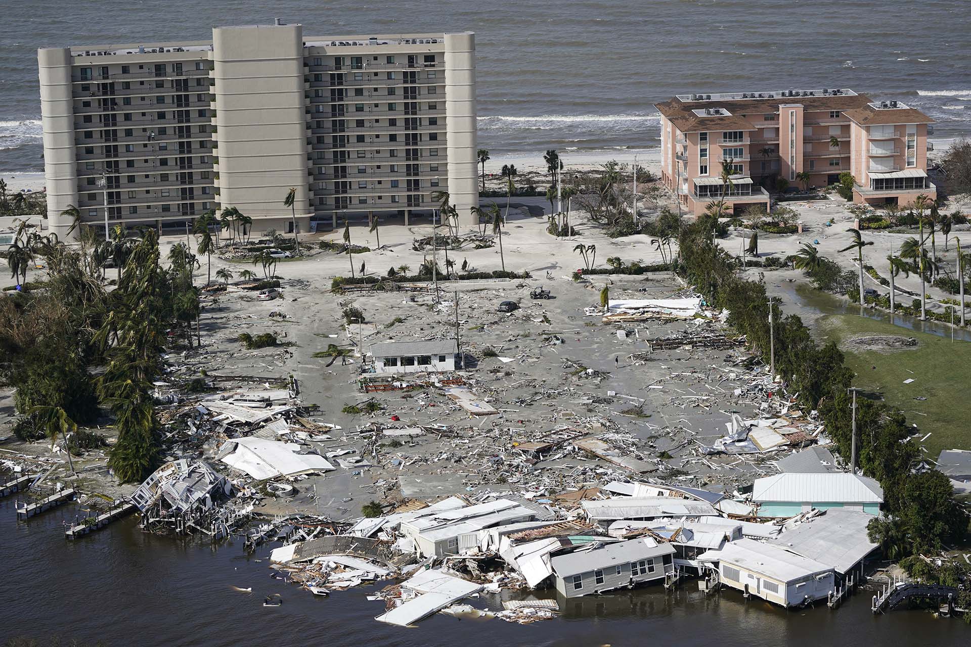 Esta foto aérea muestra casas dañadas y escombros después del huracán Ian, el jueves 29 de septiembre de 2022, en Fort Myers,(AP Photo/Wilfredo Lee)