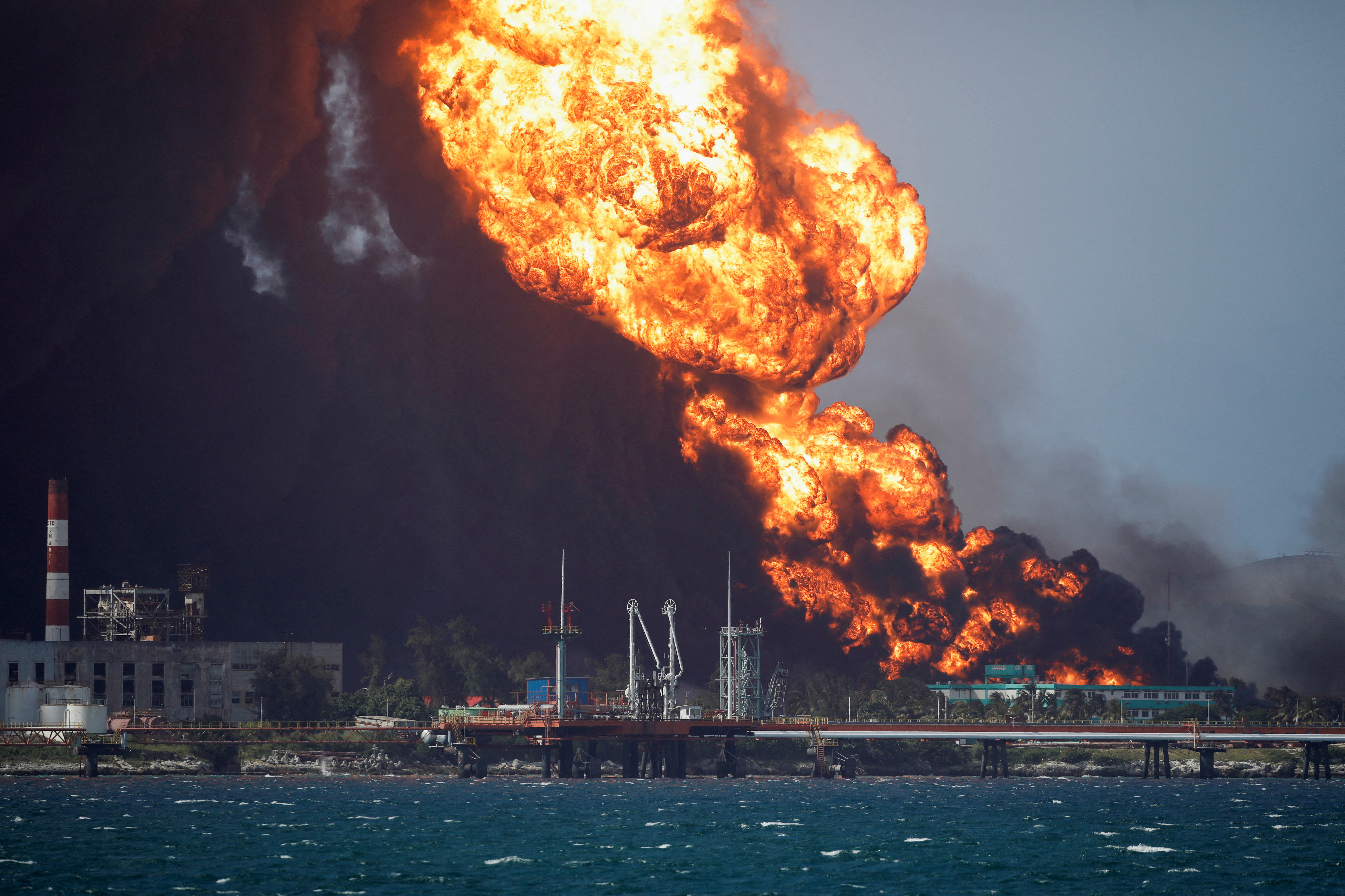 Las explosiones en los depósitos de combustible de Cuba profundizan la crisis eléctrica en la isla (REUTERS/Alexandre Meneghini)