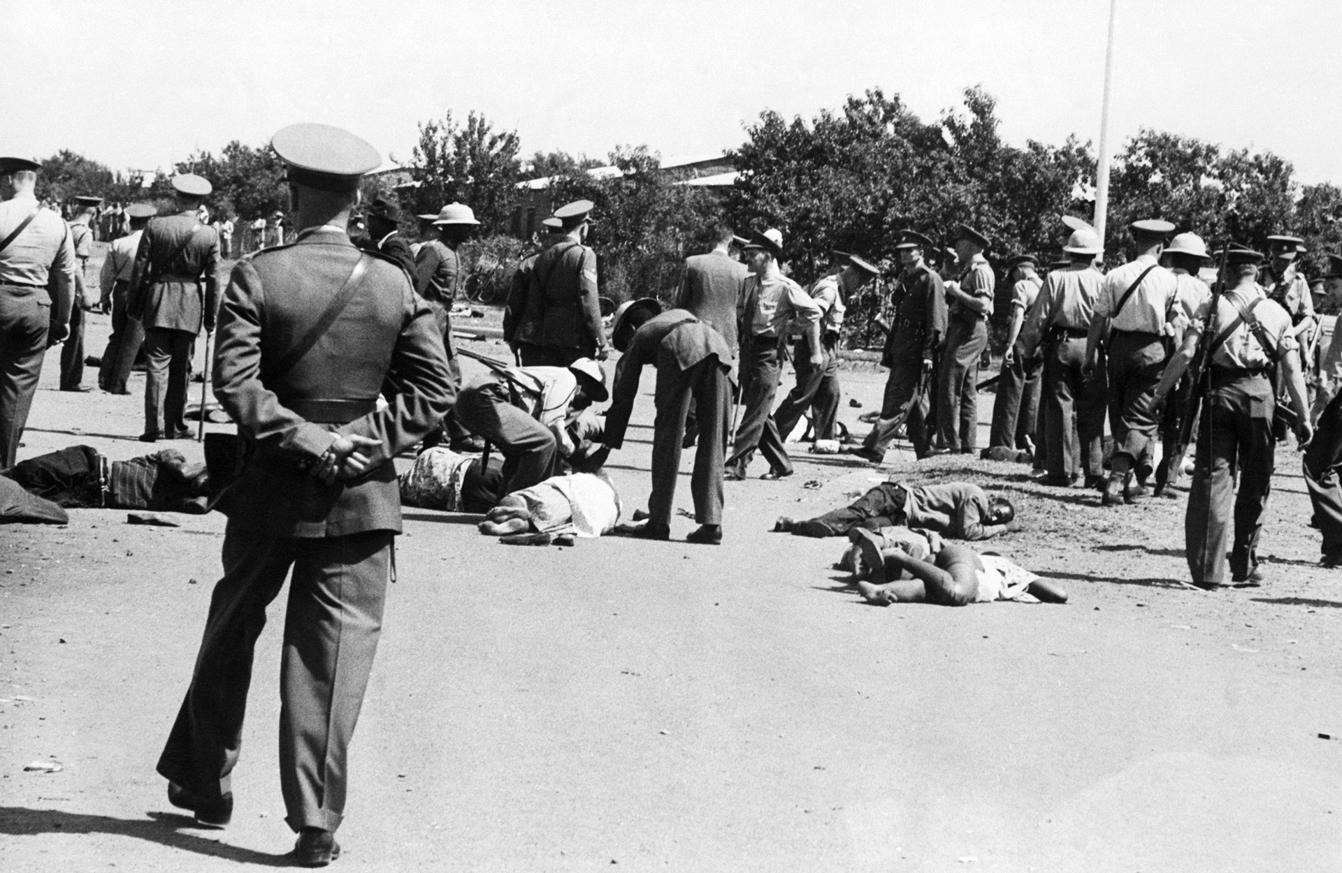 Minutos después de la masacre, la policía se llevó los cuerpos. El gobierno temía que una procesión fúnebre de 69 cajones provocara disturbios