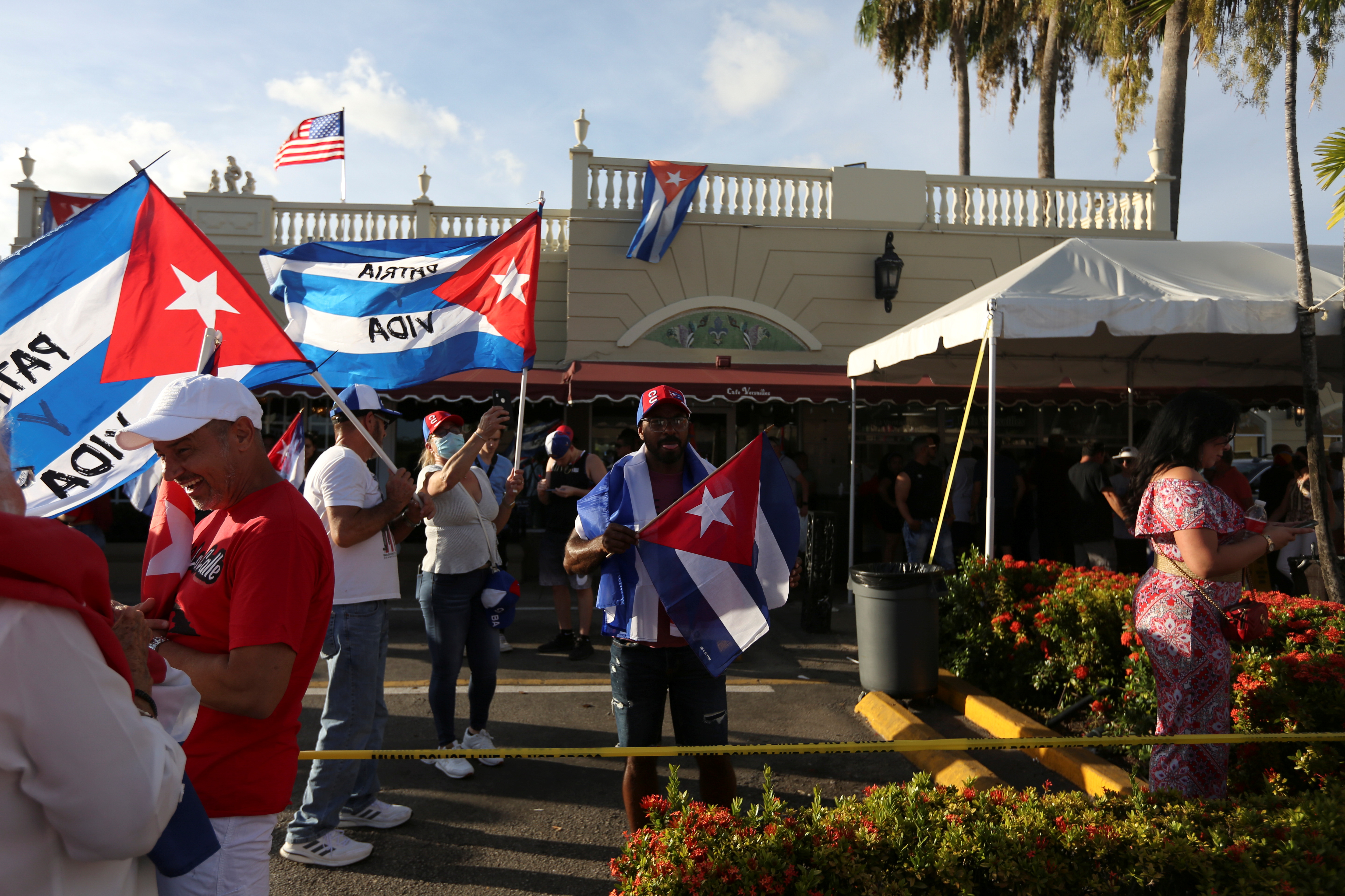 Protesta del exilio cubano afuera del restaurante Versailles, en Miami (Reuters)
