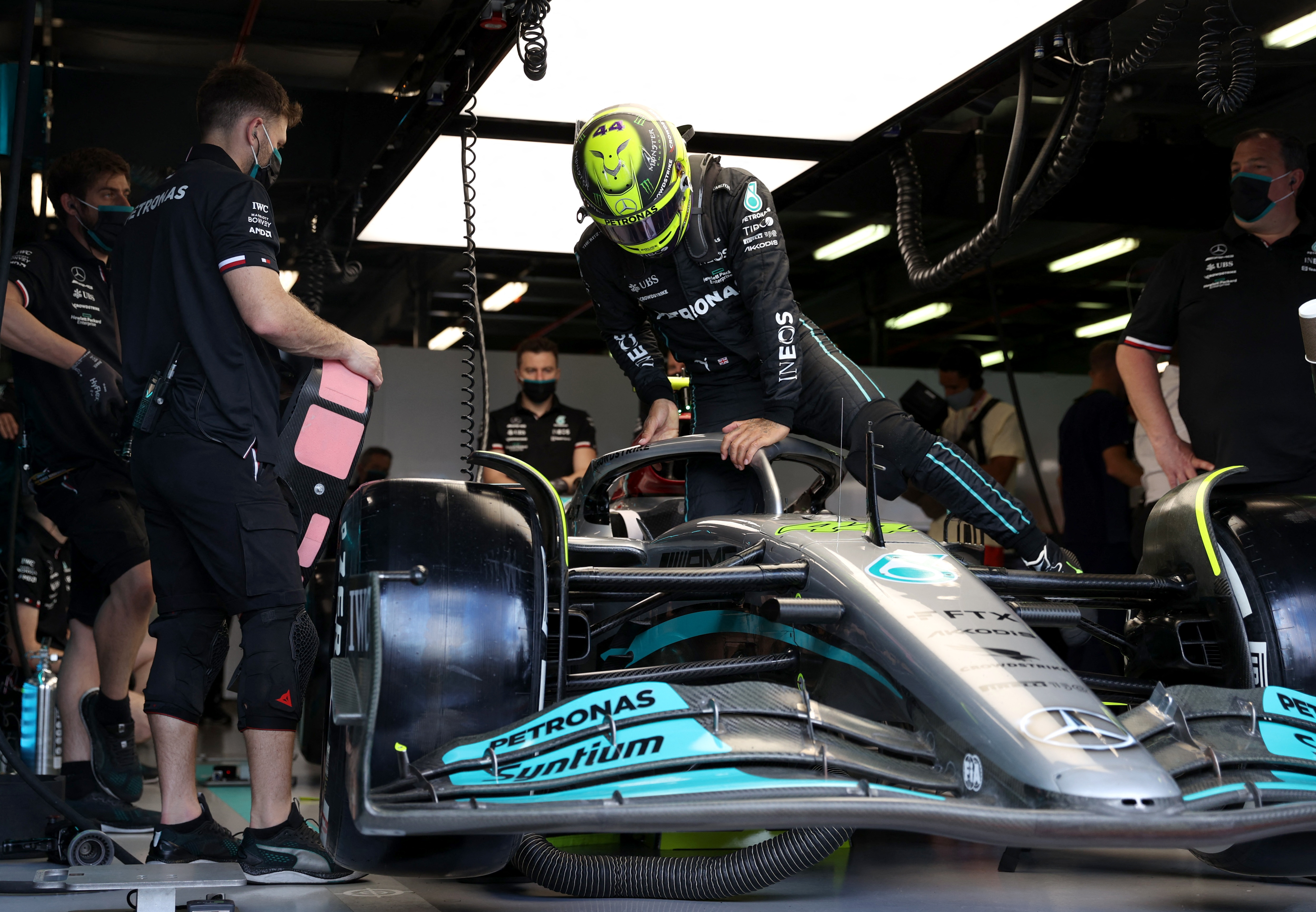 El equipo Mercedes tuvo un arduo trabajo en el coche de Hamilton este fin de semana (REUTERS/Loren Elliott)