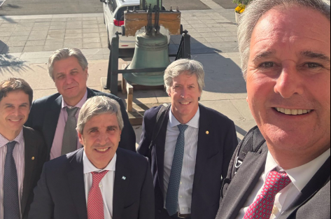 Luis Caputo regresó de Estados Unidos con el respaldo al esquema de bandas cambiarias para después de las elecciones