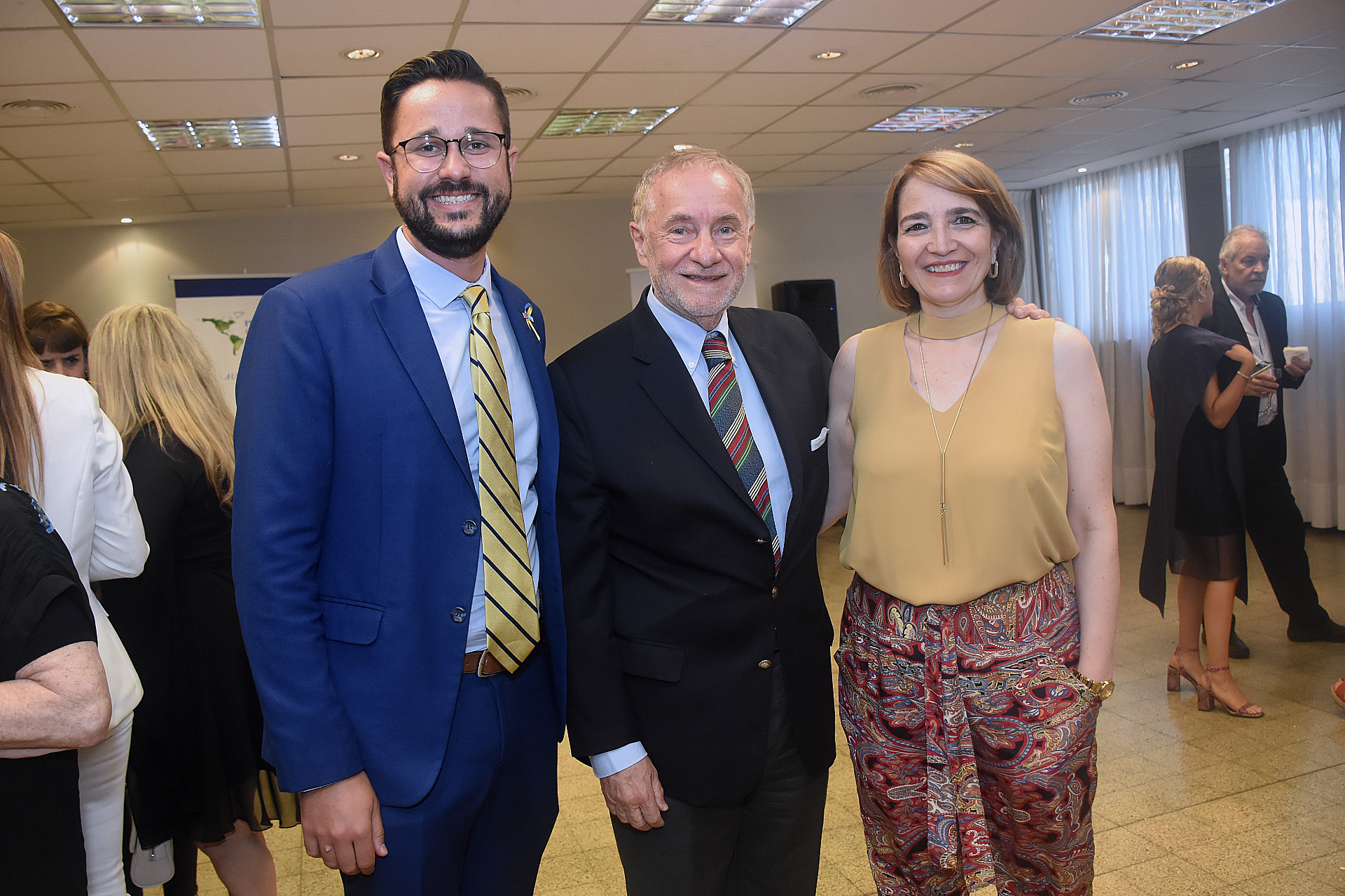 Mike McLean, Agregado Cultural de la embajada de los Estados Unidos, junto a Luis Savino y Graciela Abarca