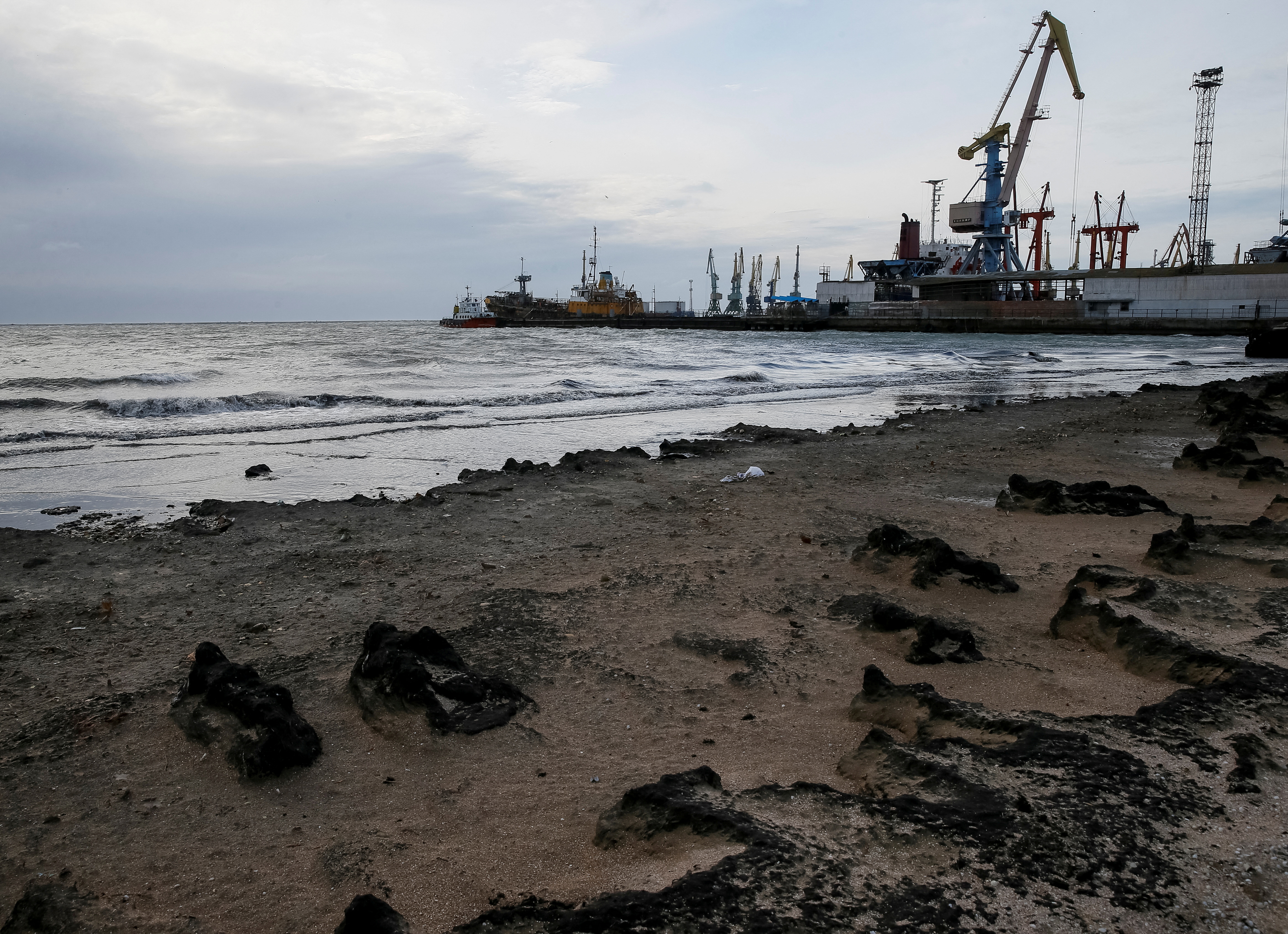 FOTO DE ARCHIVO: Grúas y barcos se ven en el puerto del Mar de Azov de Berdiansk, Ucrania 30 de noviembre de 2018. Foto tomada el 30 de noviembre de 2018.  REUTERS/Gleb Garanich