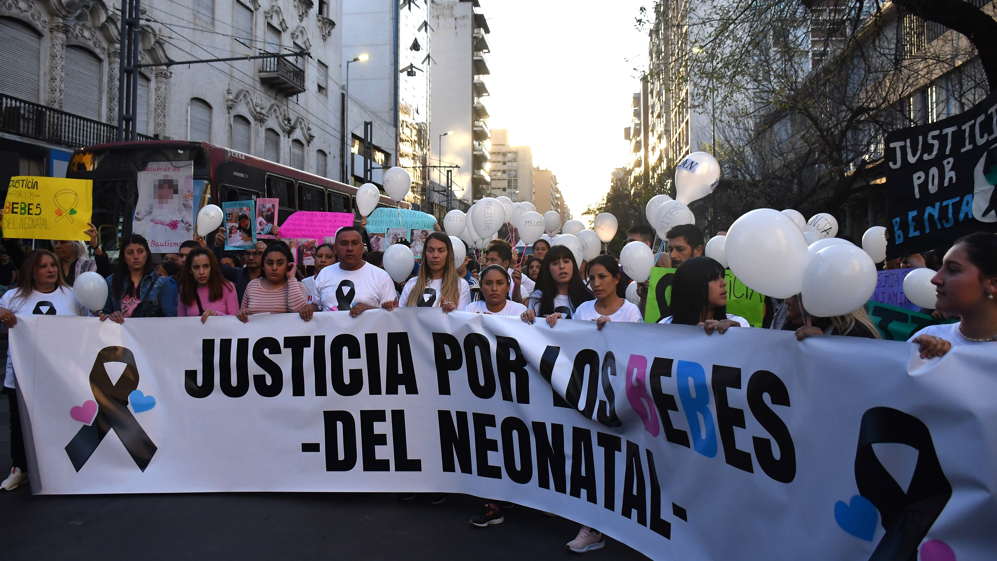 Mothers and loved ones demonstrate for the deaths of babies in Cordoba (Telam photo: Laura Lescano)