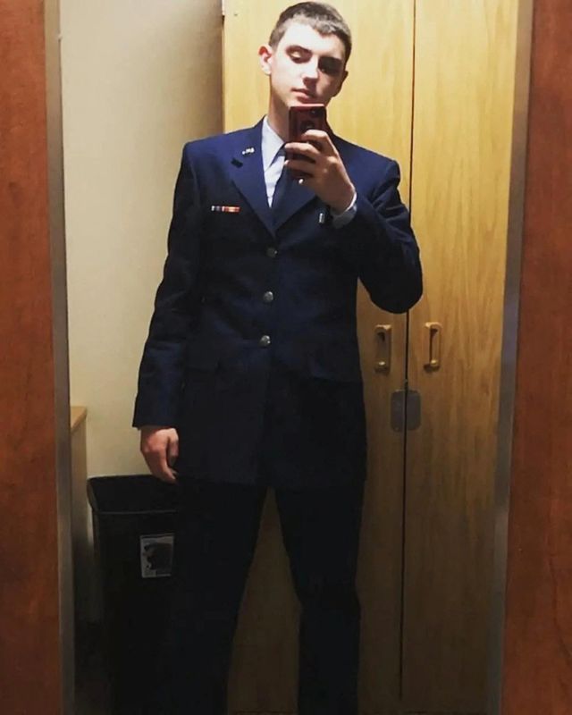 Una foto sin fecha muestra a Jack Douglas Teixeira, miembro de 21 años de la Guardia Nacional Aérea de EEUU, detenido por el FBI por su presunta implicación en la filtración a Internet de documentos clasificados, posando para un selfie en un lugar no identificado (Sitio web de redes sociales/vía Reuters)