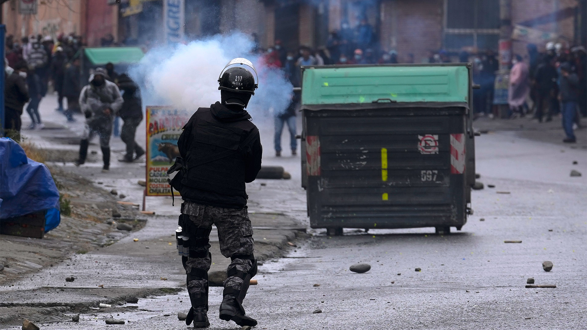 Un policía dispersando la manifestación de los cocaleros (AP Photo/Juan Karita)