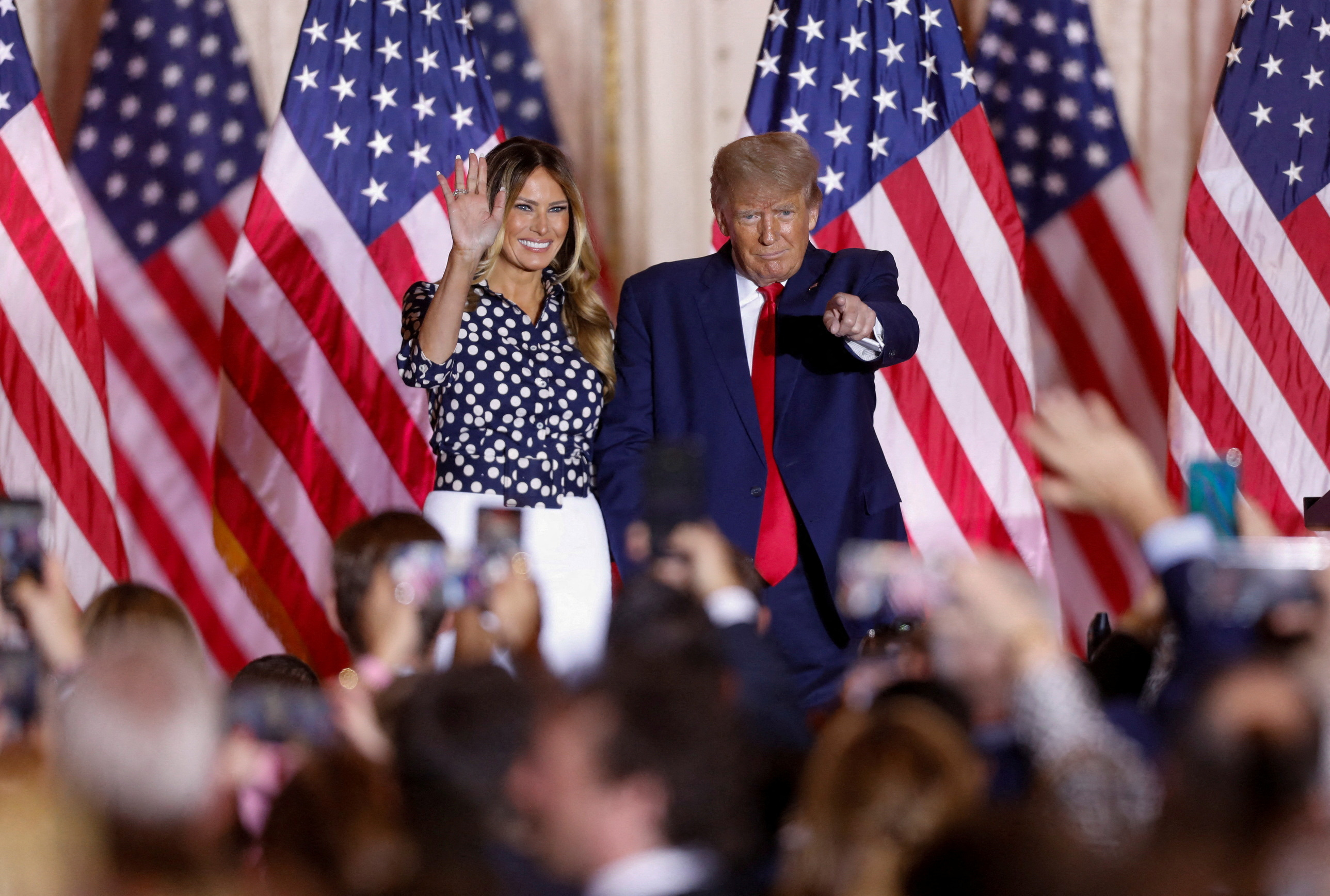 Donald Trump con su esposa Melania Trump tras anunciar que volverá a presentarse como candidato a la presidencia de Estados Unidos en Mar-a-Lago en Palm Beach, Florida, Estados Unidos, el 15 de noviembre de 2022. REUTERS/Octavio Jones