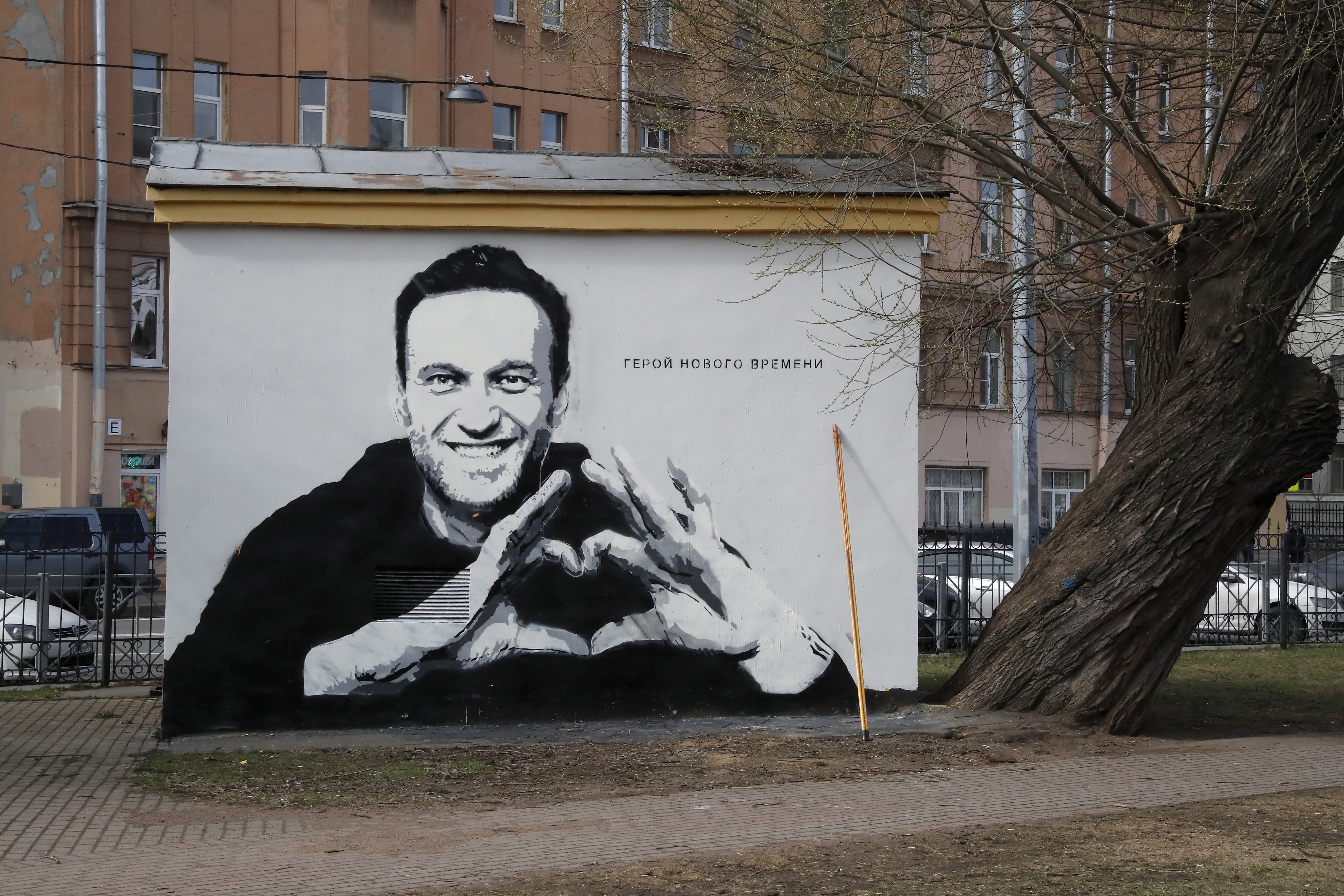Grafiti con la imagen del líder opositor ruso, Alexei Navalni, en una calle de St. Petersburg, Rusia. EFE/EPA/ANATOLY MALTSEV/Archivo
