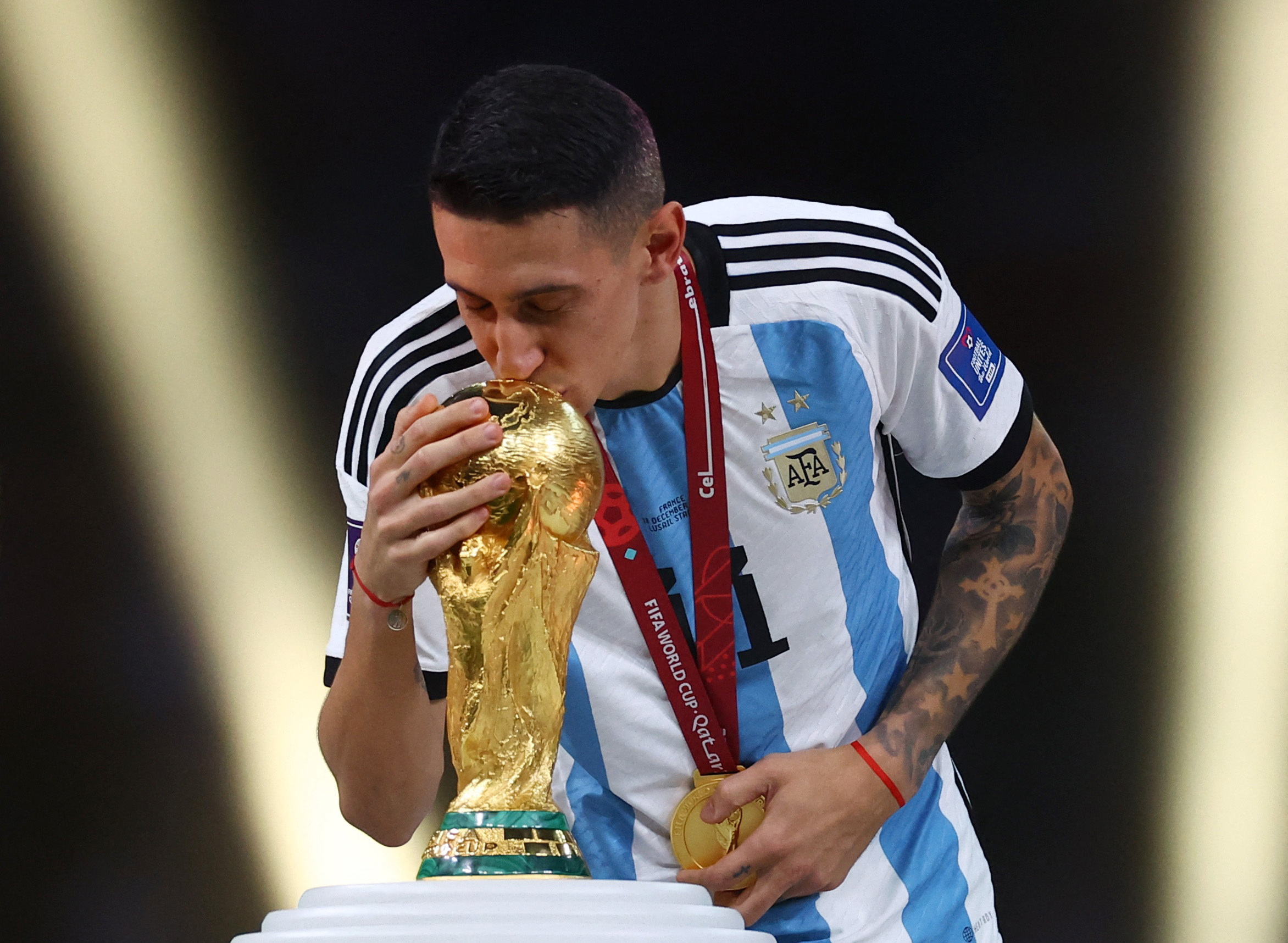 Ángel Di María y una caricia al trofeo más lindo del mundo (REUTERS/Kai Pfaffenbach)