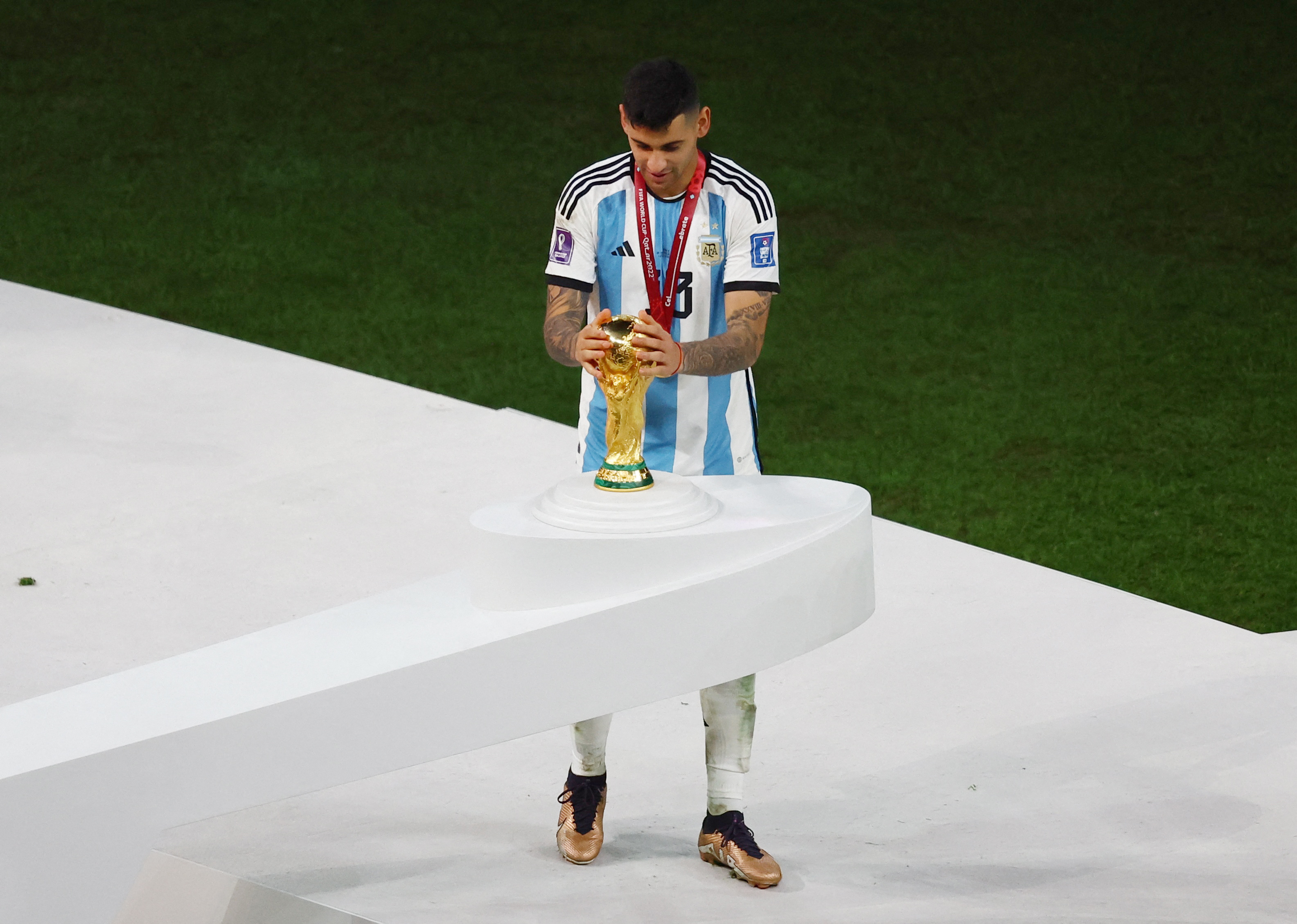Cristian "Cuti" Romero con la Copa del Mundo REUTERS/Paul Childs