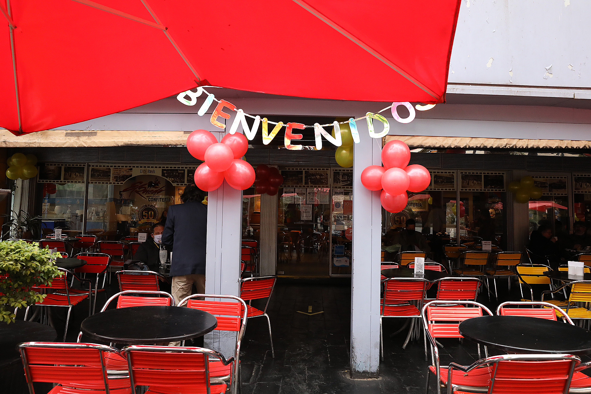 Después de 100 días cerrados, muchos bares y restaurantes cordobeses celebraron la reapertura con globos y carteles de bienvenida