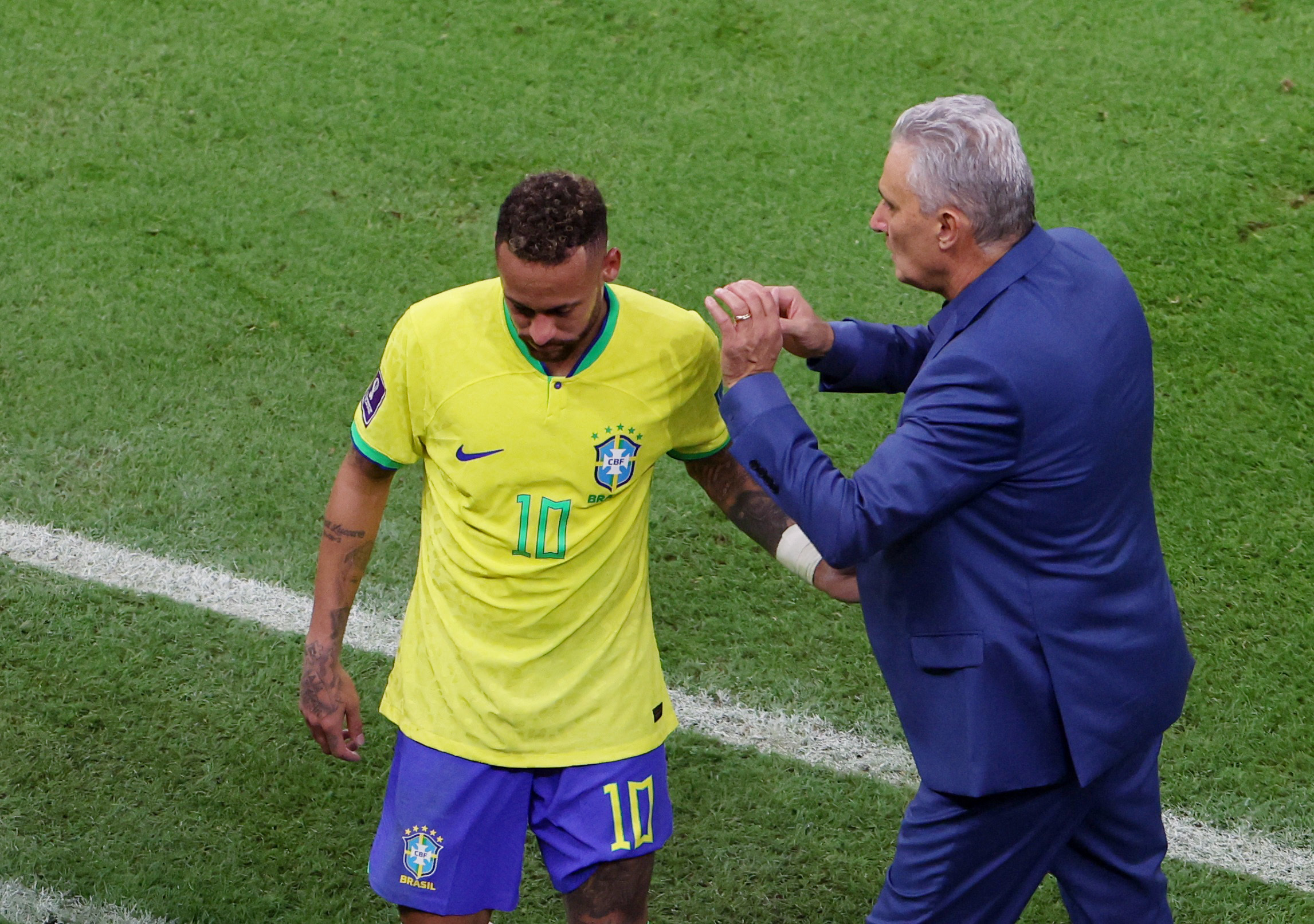 Neymar se retiró con lágrimas en los ojos (Reuters/Molly Darlington)