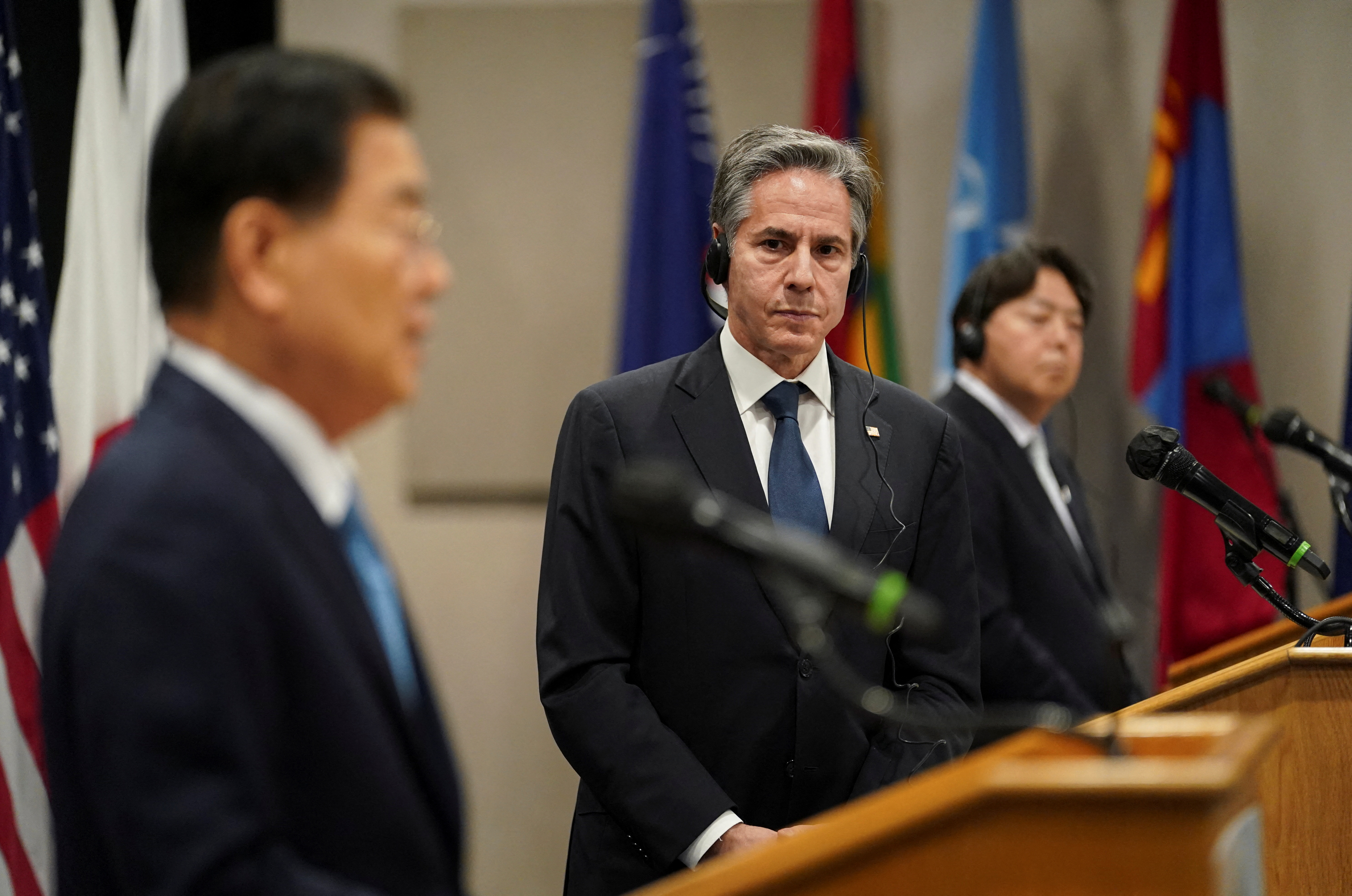 Antony Blinken mira al ministro de Exteriores surcoreano, Chung Eui-yong, en una conferencia junto al ministro japonés Yoshimasa Hayashi (Reuters)