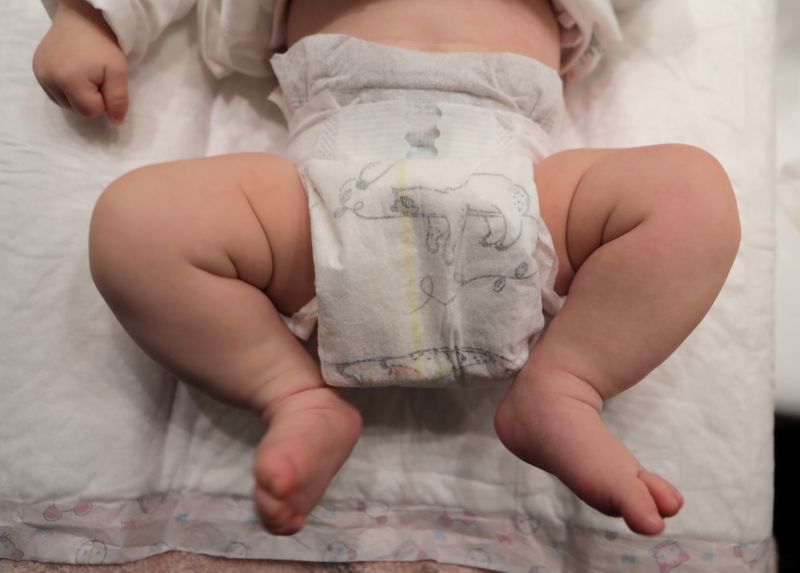 Imagen de archivo de un bebé con un pañal 