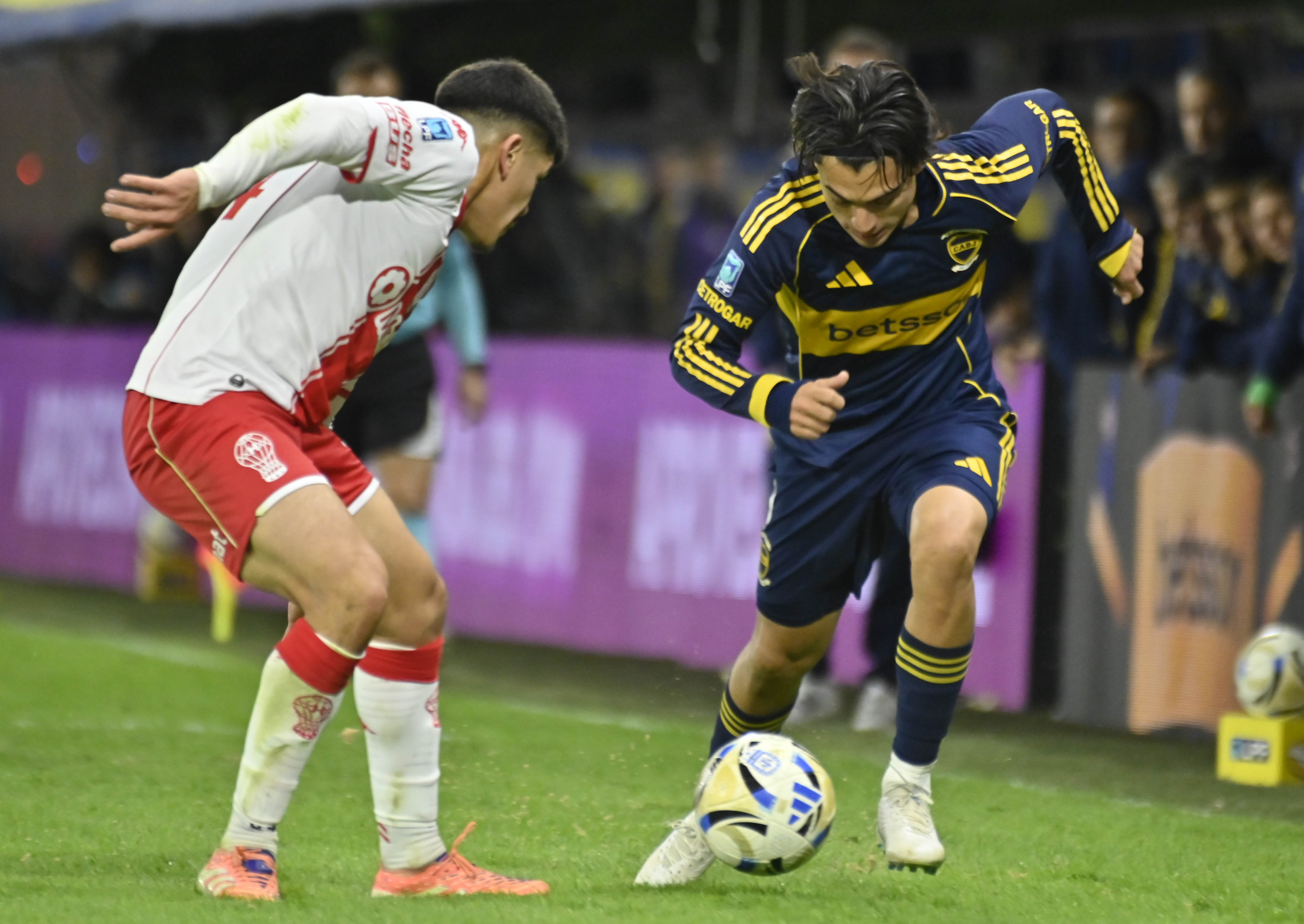 En un partido de pel&iacute;cula, Boca Juniors perdi&oacute; 3-2 ante Hurac&aacute;n y qued&oacute; eliminado en los octavos de final del Torneo Apertura