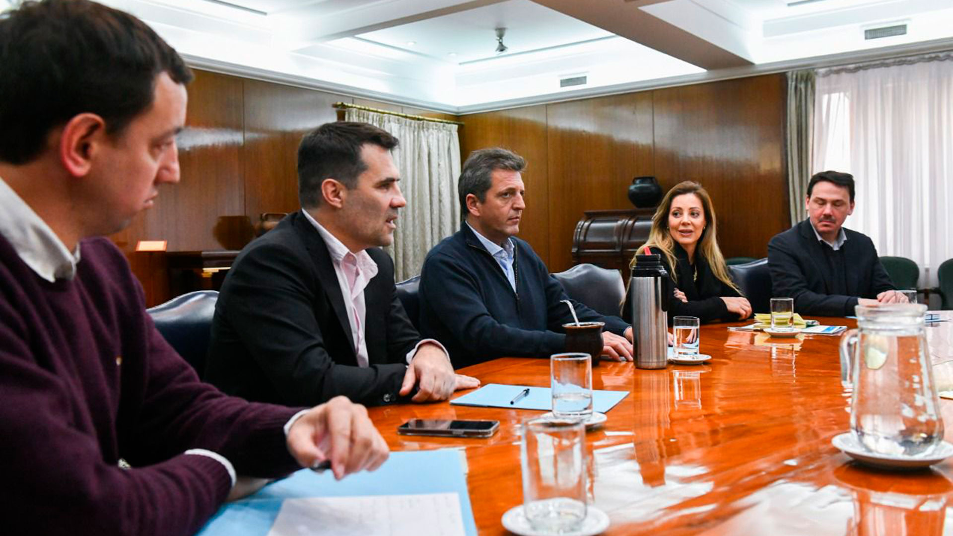 Royón, to the left of Sergio Massa, in a meeting with outgoing officials from the energy area: former secretary Darío Martínez (to the right of Massa) and former undersecretary of Electric Energy, Federico Basualdo (to the left of the official).  At the opposite extreme, Santiago Yanotti, who replaced Basualdo 