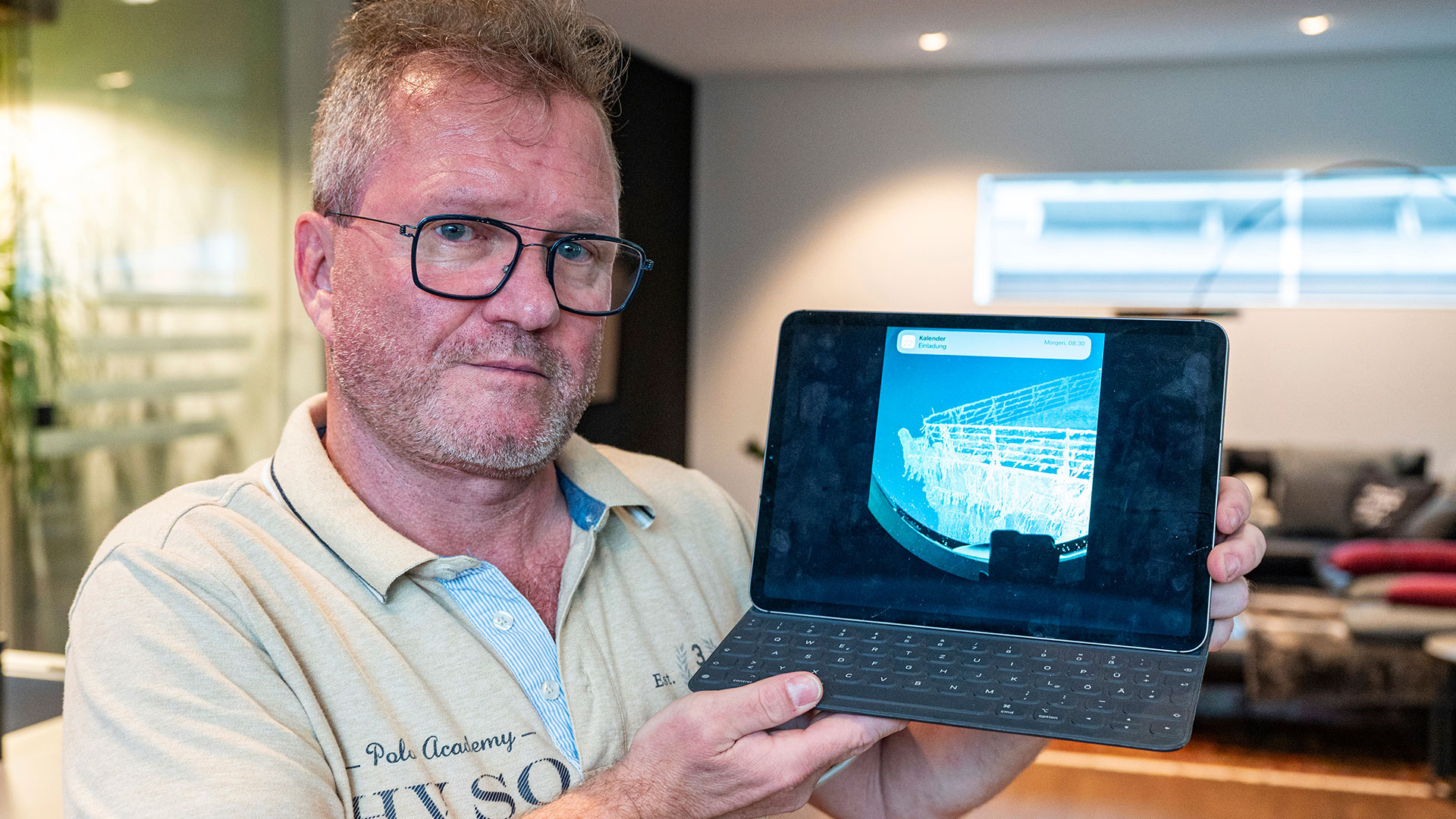 Arthur Loibl, uno de los primeros clientes de la empresa de sumergibles Oceangate, sostiene una foto del Titanic en Straubing, Alemania, el miércoles 21 de junio de 2023.  (Armin Weigel/dpa via AP)

