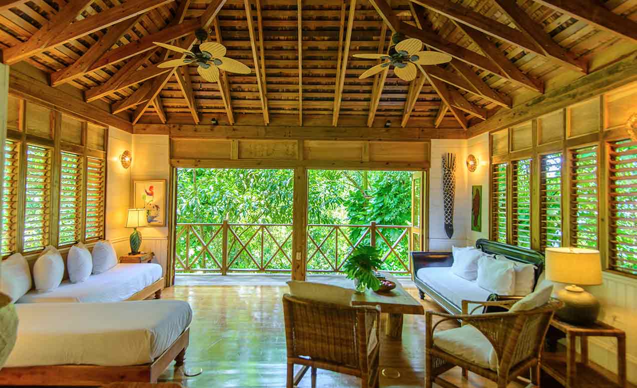 Esta colección de casas en el árbol, todas construidas con materiales de origen local, está rodeada de enredaderas y banianos, todas con vista a la famosa Laguna Azul de Jamaica (Kanopi House)