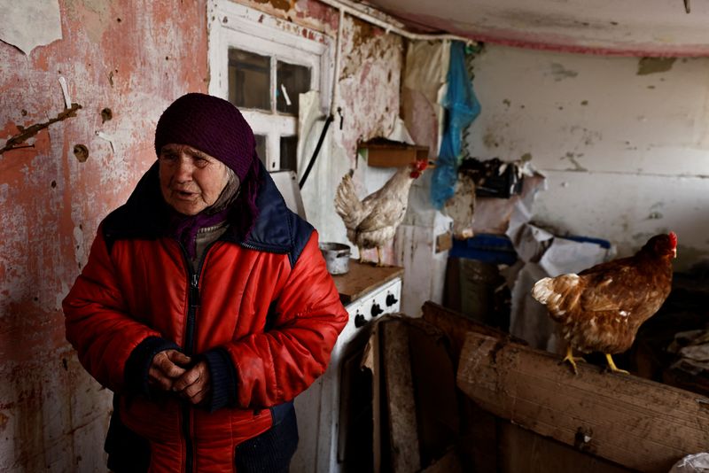 Zinaida Makishaiva, de 82 años, una mujer ucraniana que sobrevive con sus gallinas