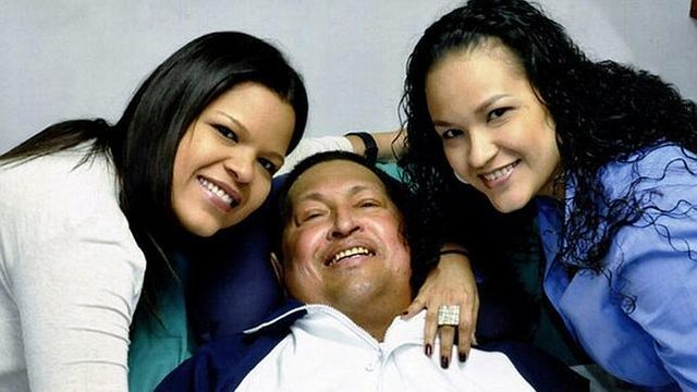 Hugo Chávez, internado en Cuba, junto con sus hijas