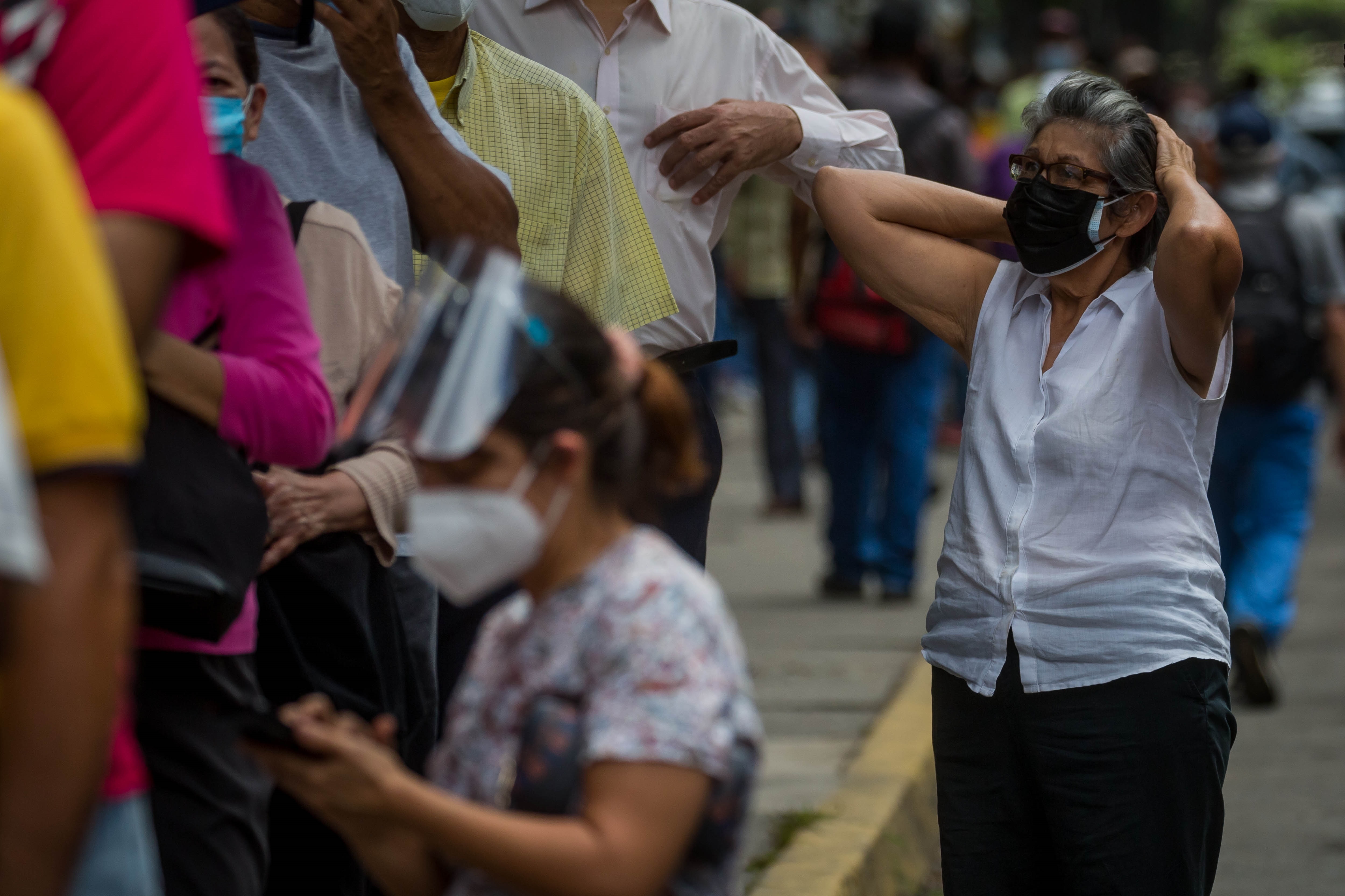 Ciudadanos hacen fila para vacunarse contra la covid-19 en Caracas (Venezuela). EFE/Miguel Gutiérrez/Archivo
