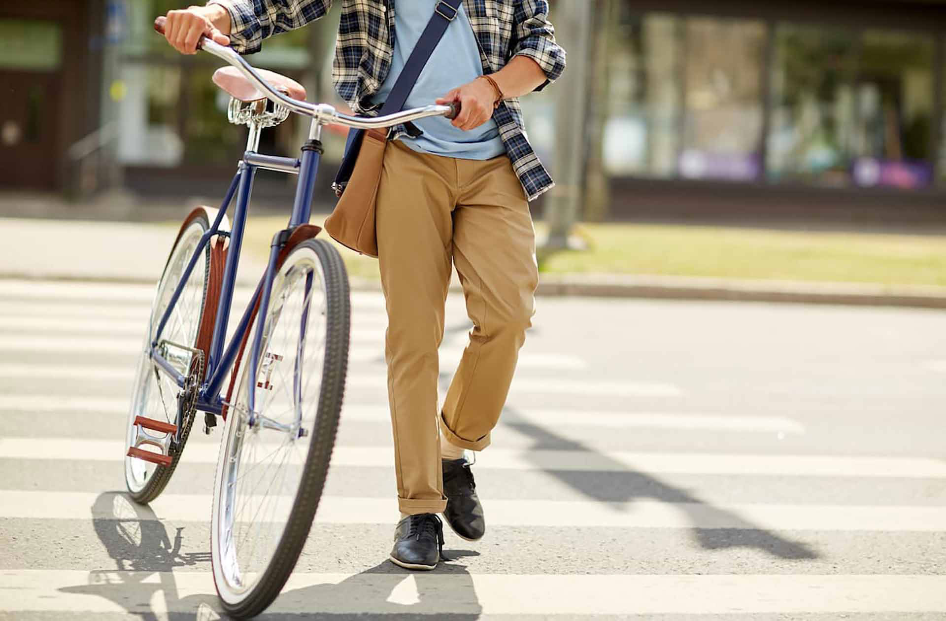 El sentido común dice que si se va a transitar una zona de peatones, el ciclista debe descender de su bicicleta y caminar con ella