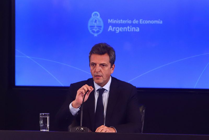 Foto de archivo - El ministro de Economía argentino, Sergio Massa, habla en conferencia de prensa en Buenos Aires, Argentina. Ago 3, 2022. REUTERS/Matias Baglietto