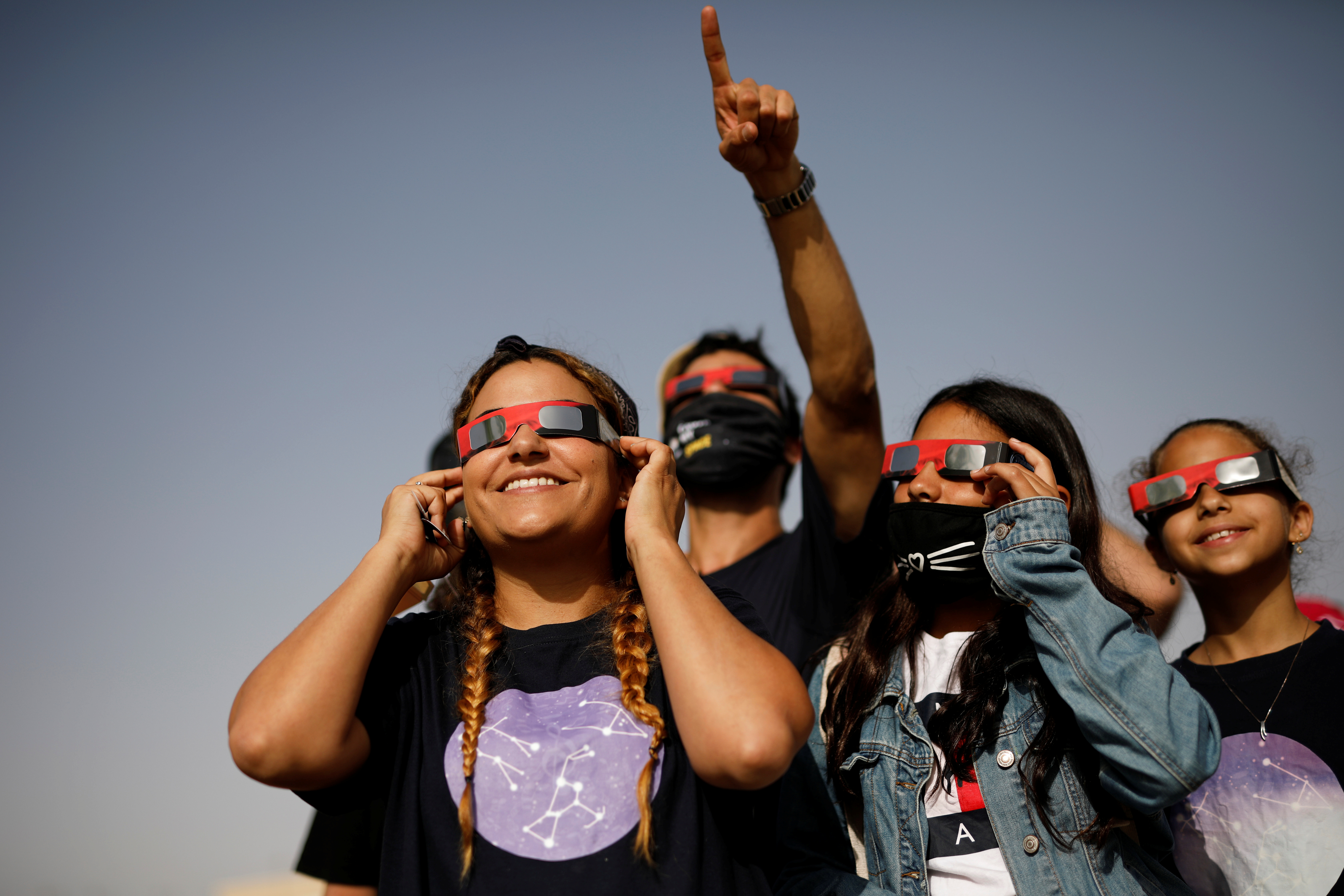 Niños usan lentes para ver el eclipse 