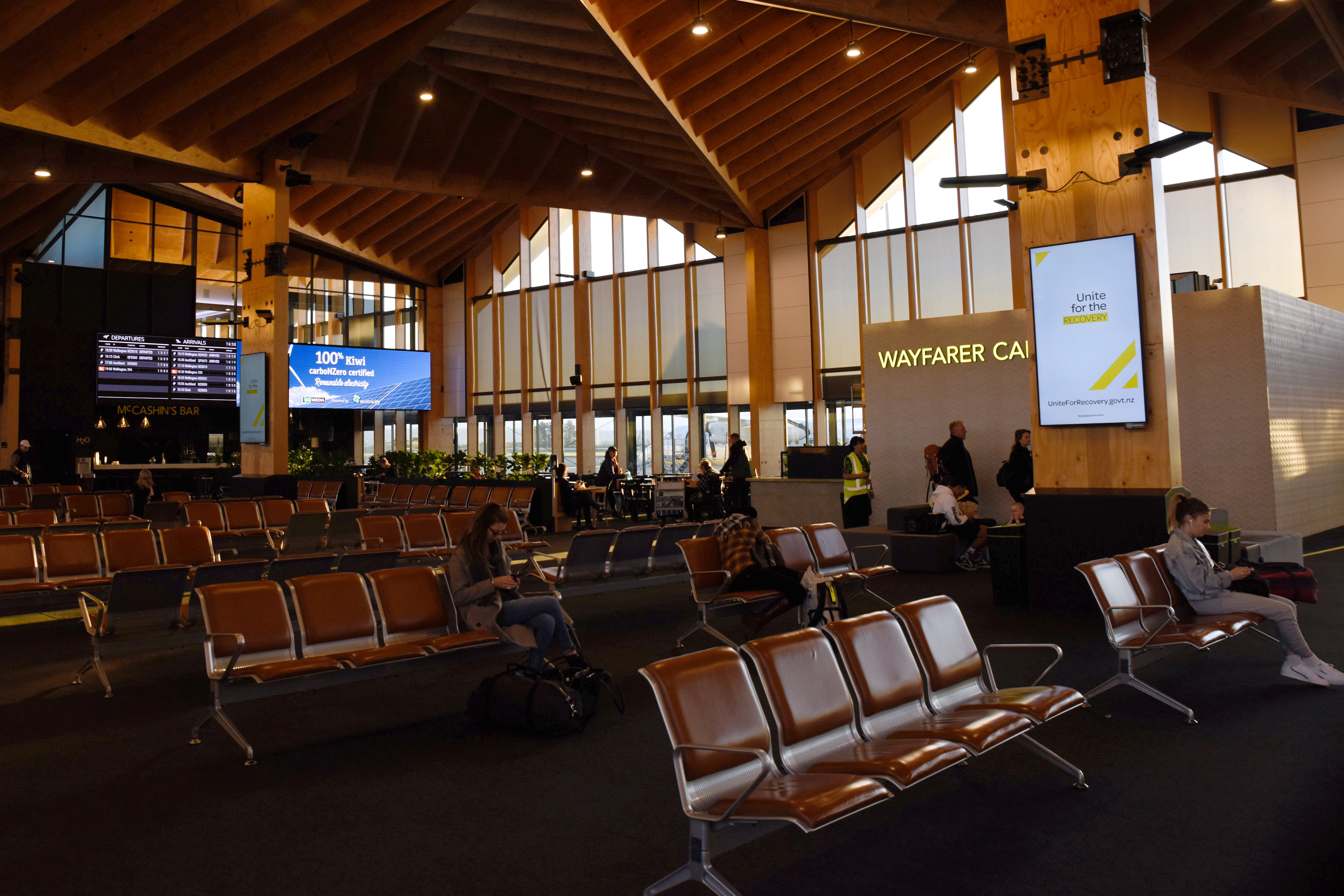 El interior del aeropuerto de Nelson en el primer día después del levantamiento de las restricciones domésticas impuestas en Nueva Zelanda por el coronavirus, el 9 de junio de 2020 (REUTERS/Tatsiana Chypsanava)