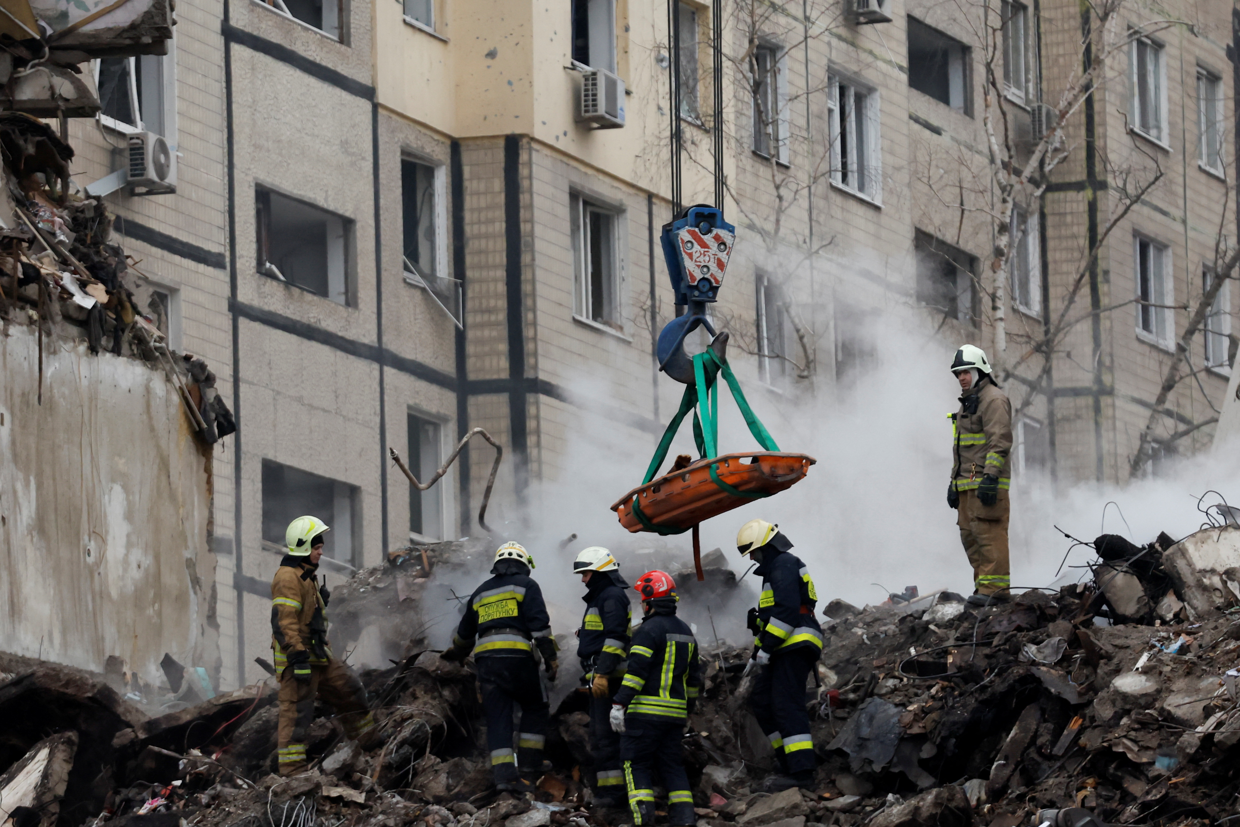 Bomberos sacan en camilla el cuerpo de una víctima (Reuters)