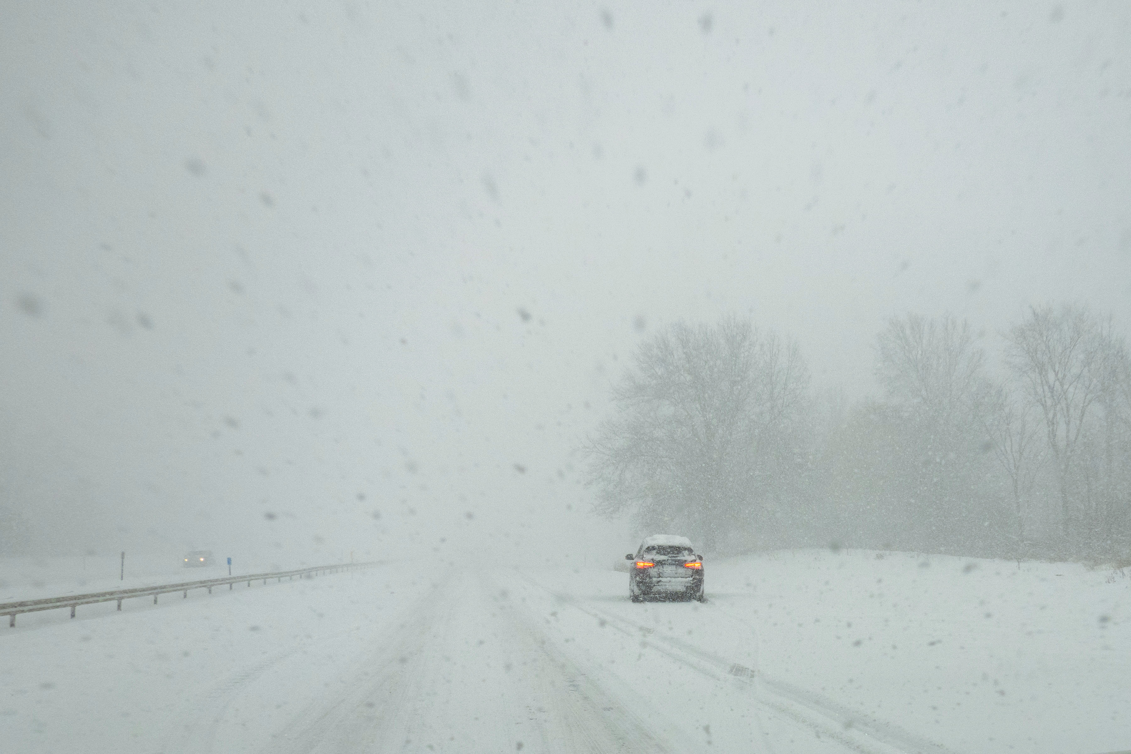 Un veicolo si ferma lungo la I-190 durante una tempesta di neve a Buffalo