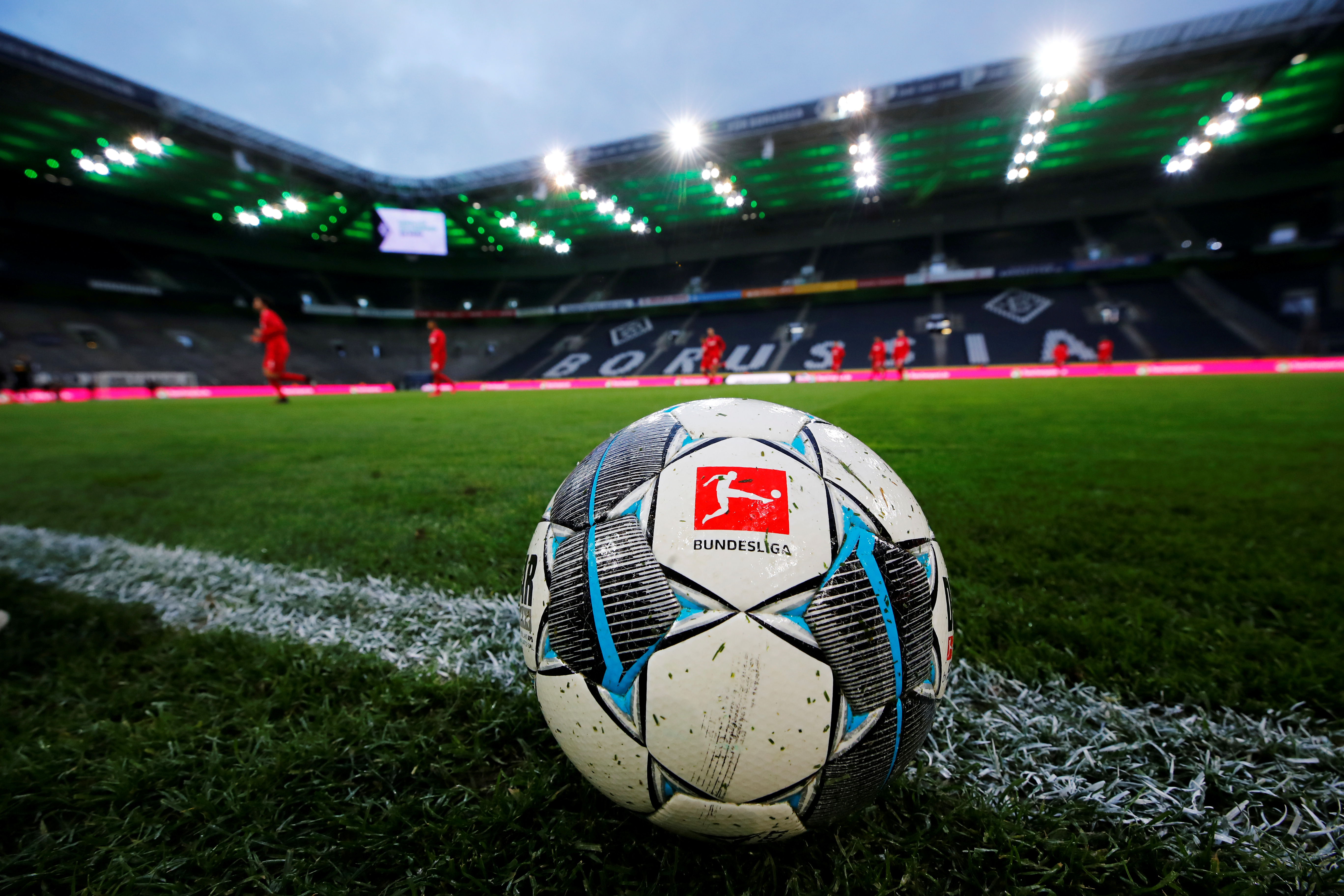 Los efectos del regreso del fútbol en Alemania: se un partido por casos positivos de - Infobae