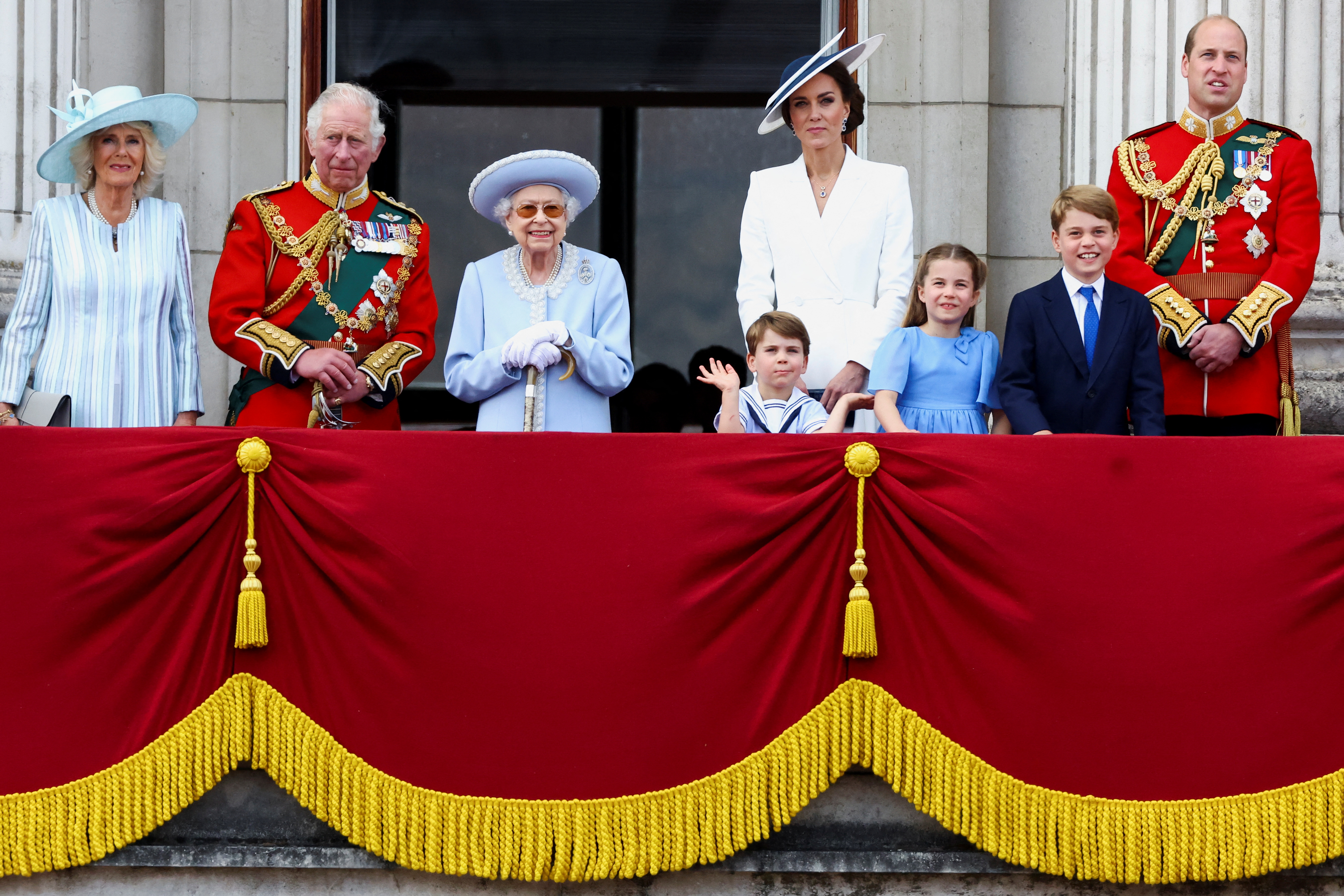 La reina Isabel, el príncipe Carlos, la duquesa Camila, los duques de Cambridge, William y Catherine; junto a la princesa Charlotte, el príncipe George y el príncipe Louis (Reuters)
