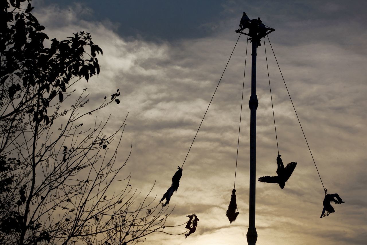 El ritual de los voladores de Papantal atraviesa por diferentes fases antes de lanzarse desde lo alto del poste (Foto: Cuartoscuro)