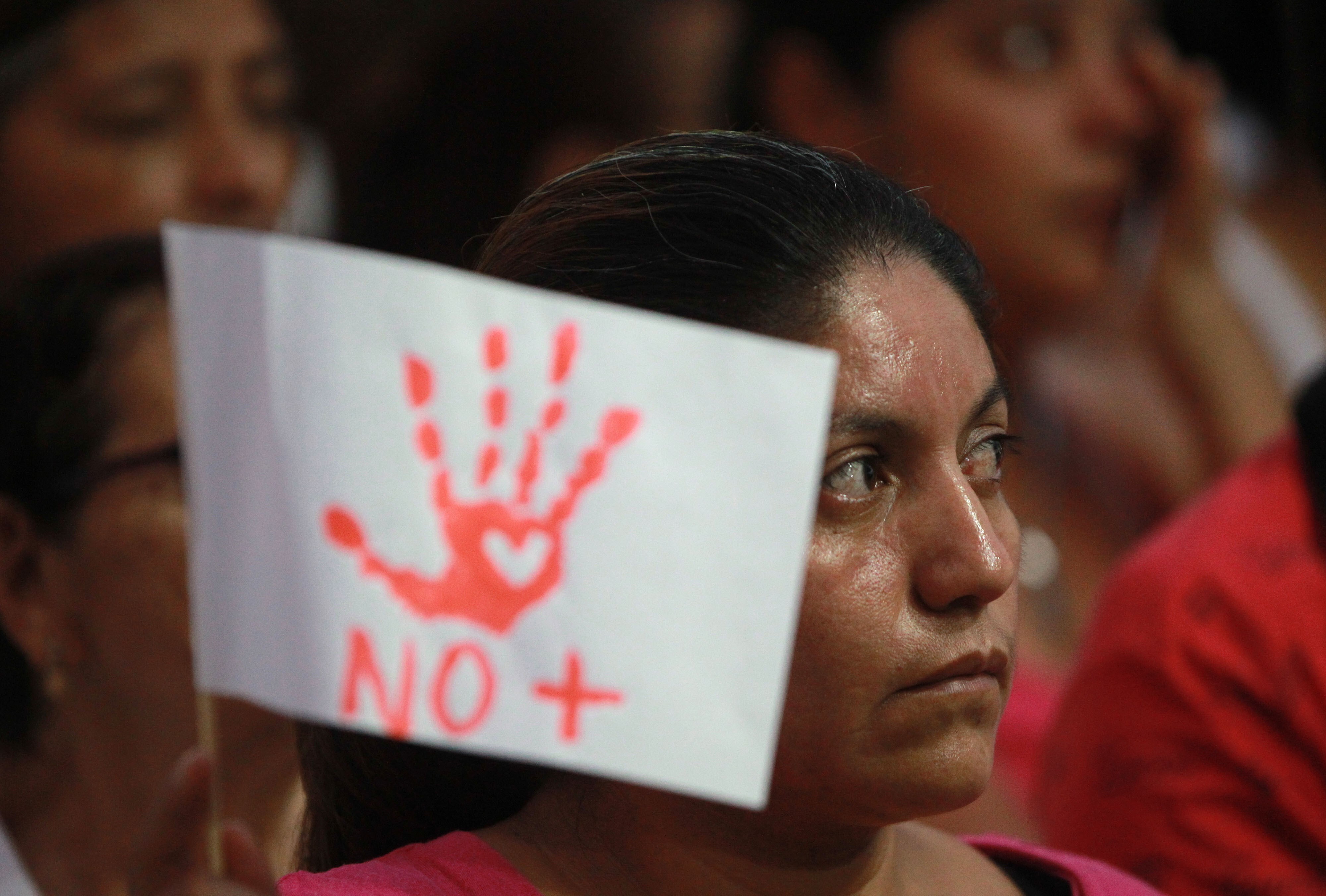 Archivo: En Colombia, las llamadas a la línea de atención púrpura 155 se incrementaron en un 103 % durante el primer mes del aislamiento preventivo, vigente desde el 25 de marzo, y al menos 102 mujeres fueron asesinadas desde esa fecha hasta el 16 de junio, según datos del Observatorio de Feminicidios del país .EFE/Ernesto Guzman Jr/Archivo