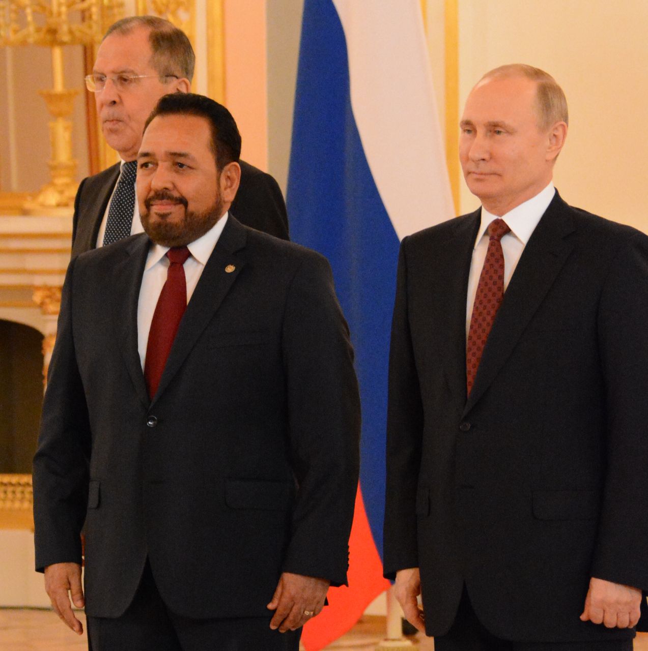 Arnoldo Bernal (izquierda) fue embajador de El Salvador en Rusia de 2018 a 2021. Bernal es esposo de Carolina Recinos, jefa de gabinete de Nayib Bukele sancionada por Estados Unidos como agente corrupta y antidemocrática.
