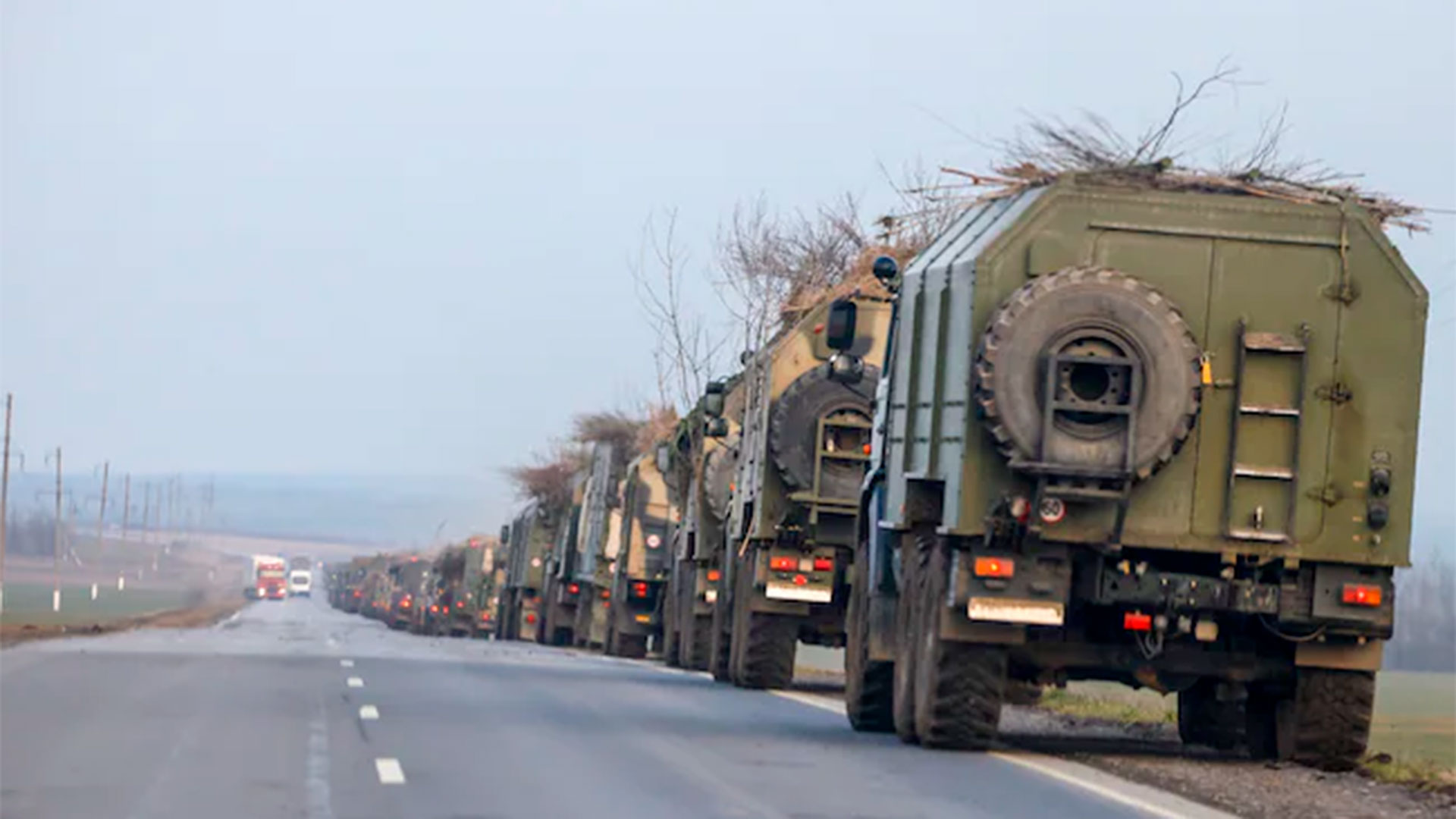 Vehículos militares en Rostov, Rusia, avanzan hacia la frontera en la región de Donbas, en el este de Ucrania, el 23 de febrero. (Agencia Anadolu/Getty Images)