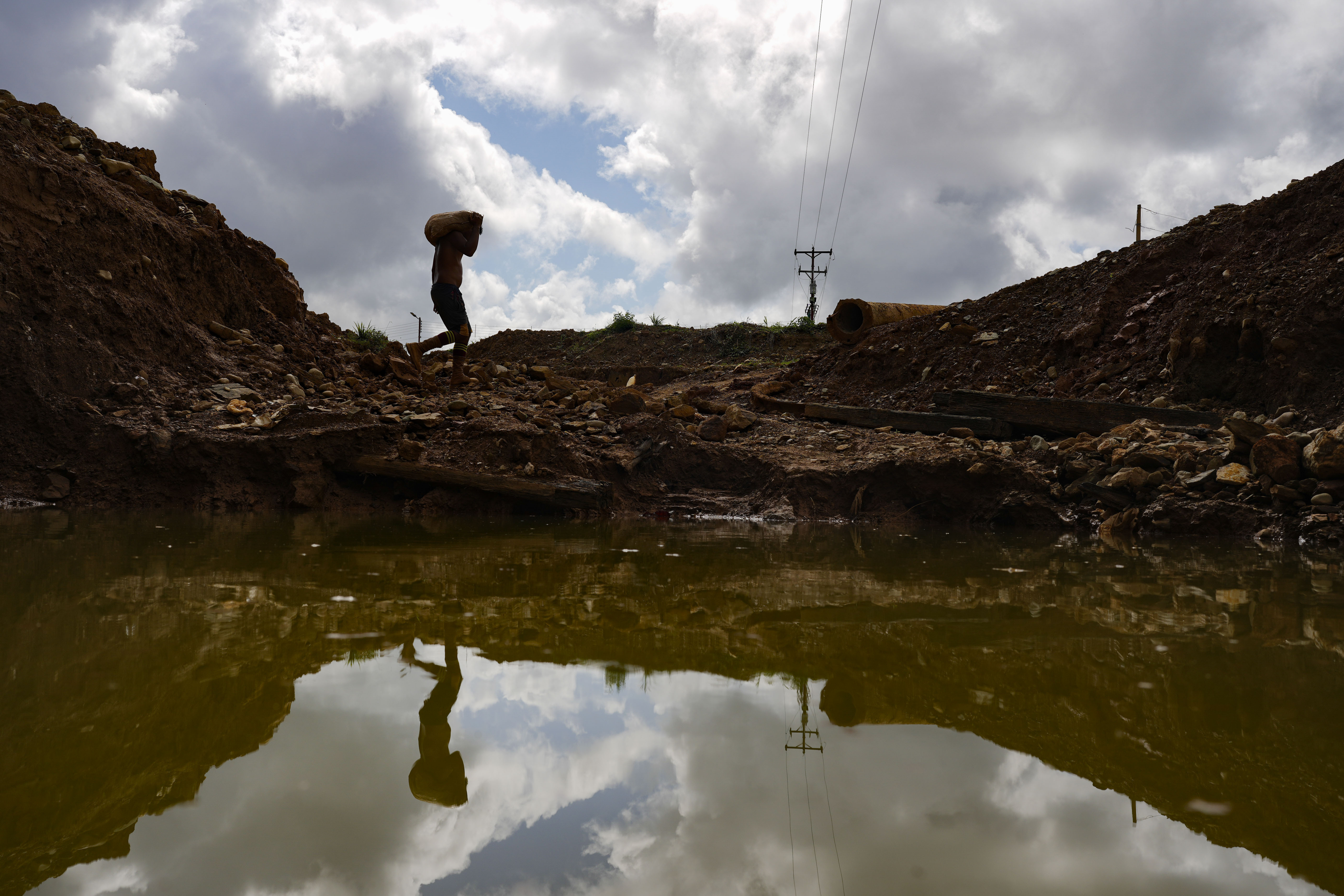 La iniciativa venezolana Proyecto Educación, Producción y Ambiente (EPA) denunció en febrero de este año que el sur del país está “gravemente expuesto” al mercurio como consecuencia de la minería ilegal que tiene lugar en la zona. (AP)